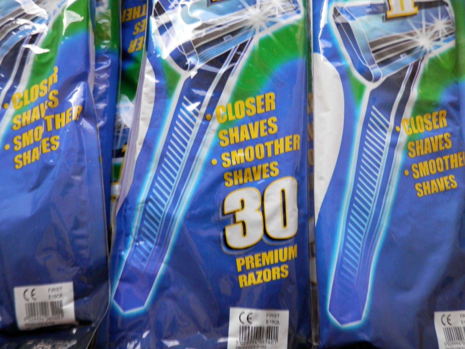 BOX OF NEW PACKAGED DISPOSABLE RAZORS. APPROX 120 PACKS OF 30 X RAZORS. - Image 3 of 3