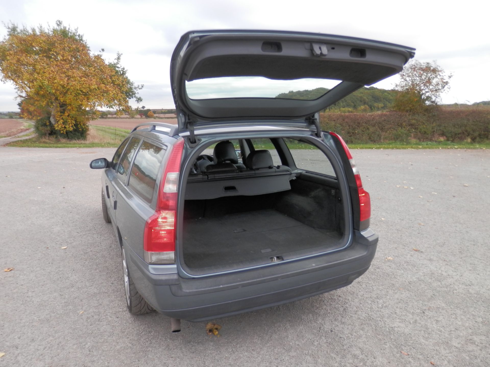 2001/Y REG VOLVO V70 2.4 PETROL AUTOMATIC, BLACK LEATHER, MOT APRIL 2017, SLATE METALLIC. - Image 6 of 25