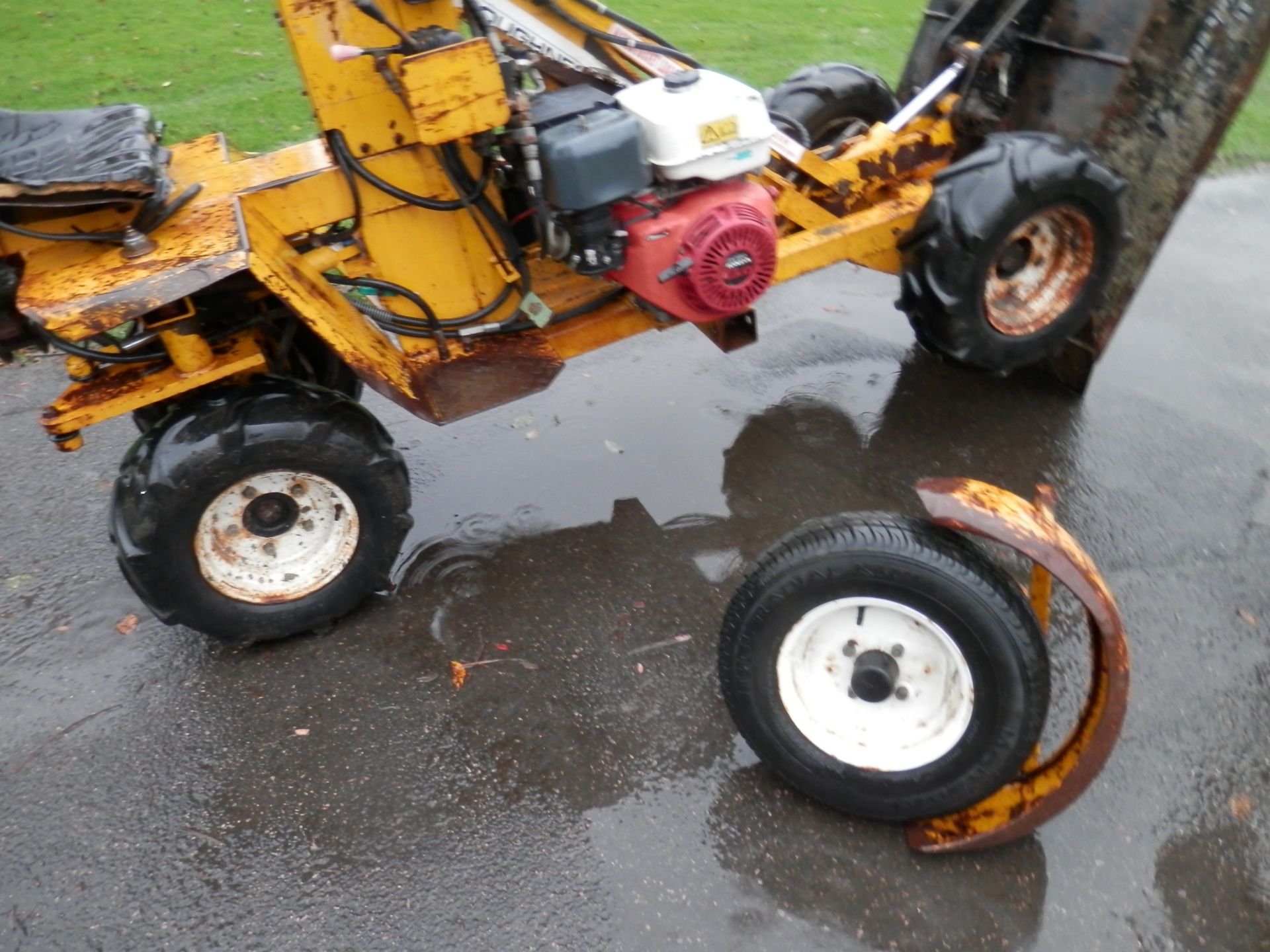 ALL WORKING ROUGHNECK 750 KG HIGH LIFT DUMPER ON ITS OWN TRAILER. EASY TO HITCH. - Image 14 of 18