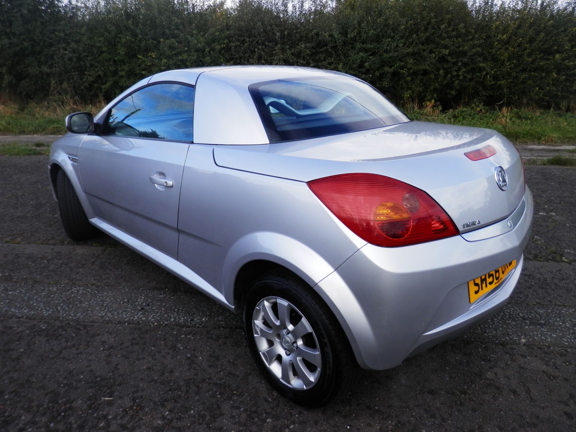 2006/56 PLATE VAUXHALL TIGRA CONVERTIBLE, 1.4 PETROL TWINPORT. - Image 3 of 15