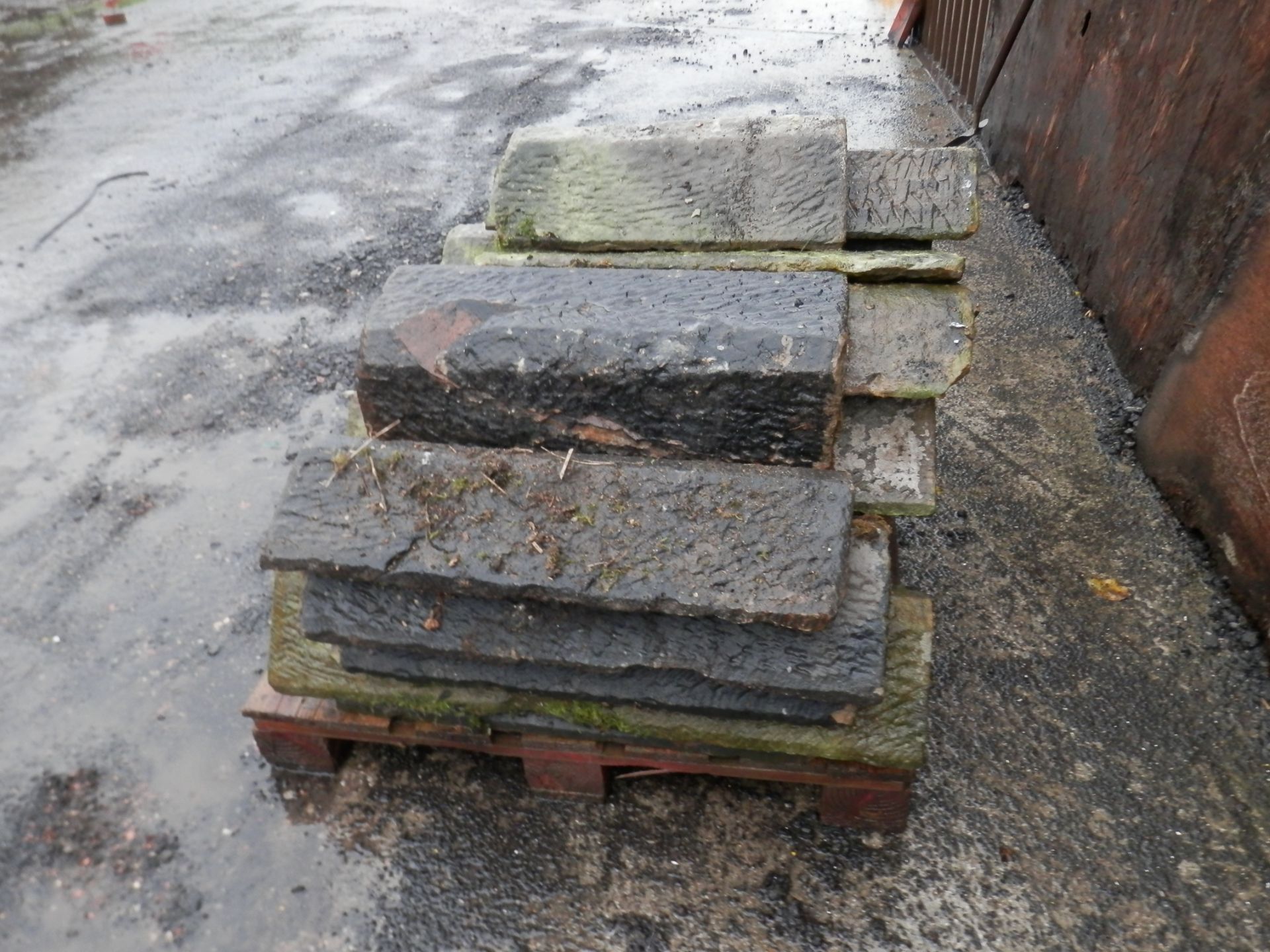 1 X PALLET OF ROOFING RIDGE TILES, OLD BUT GOOD CONDITION. NO VAT !! - Image 3 of 3