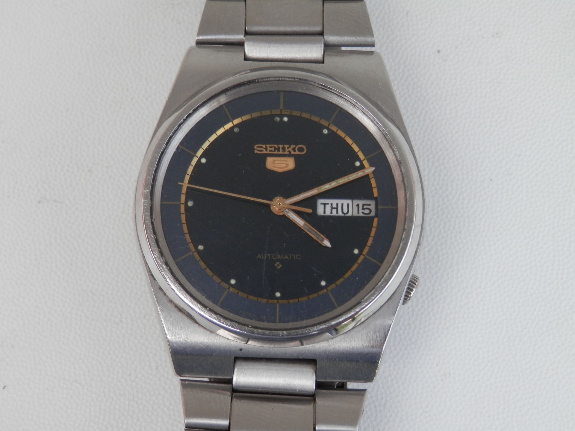 GENTS VINTAGE 1979 SEIKO 5 AUTOMATIC 17 JEWEL DAY/DATE MECHANICAL WATCH. METALLIC BLUE DIAL. - Image 5 of 11