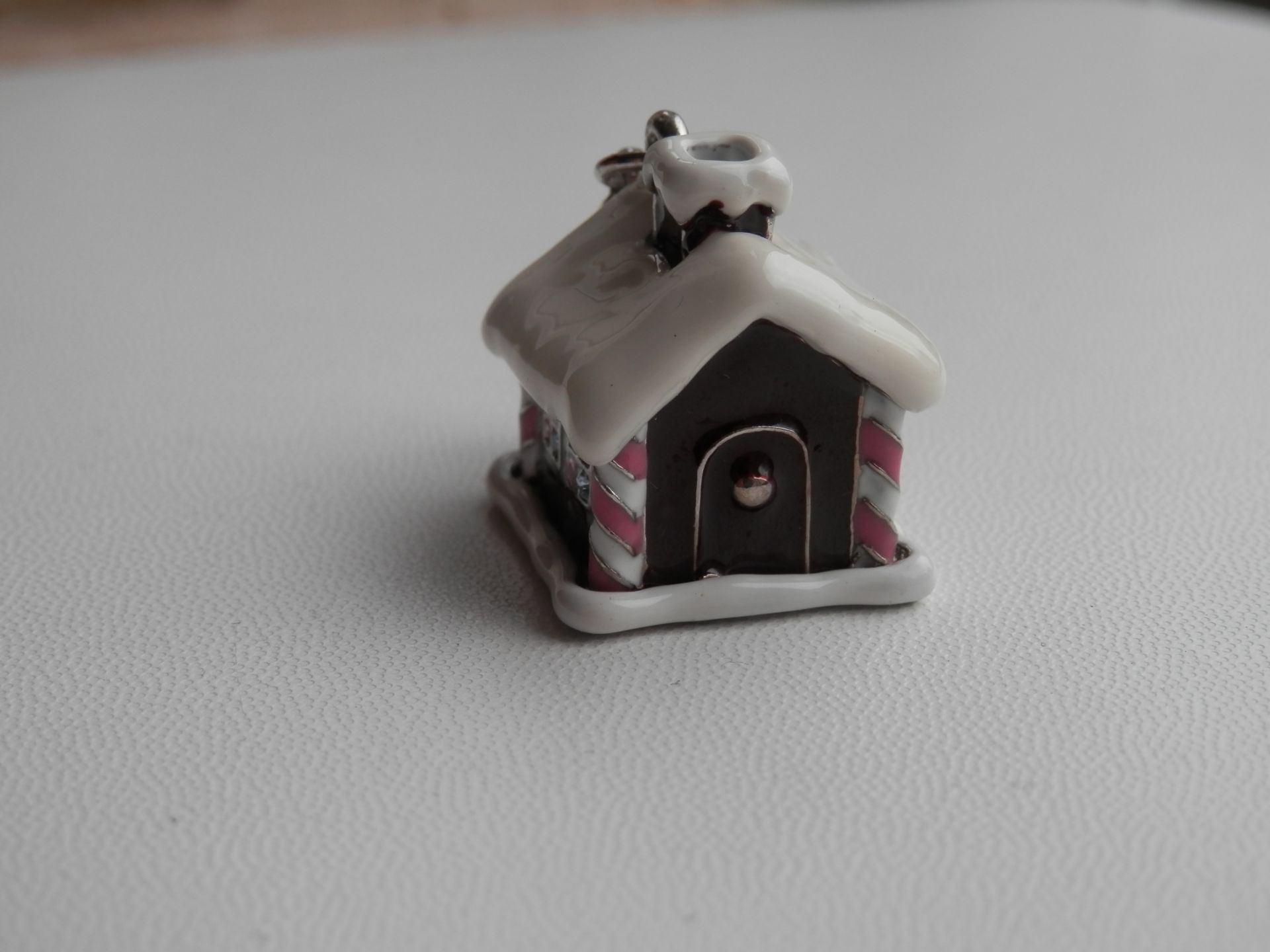10 x NEW GINGERBREAD SNOW COTTAGE, HIDDEN GINGERBREAD MAN. 10 X NEW PIECES, RRP £14.99 EACH - Image 3 of 8