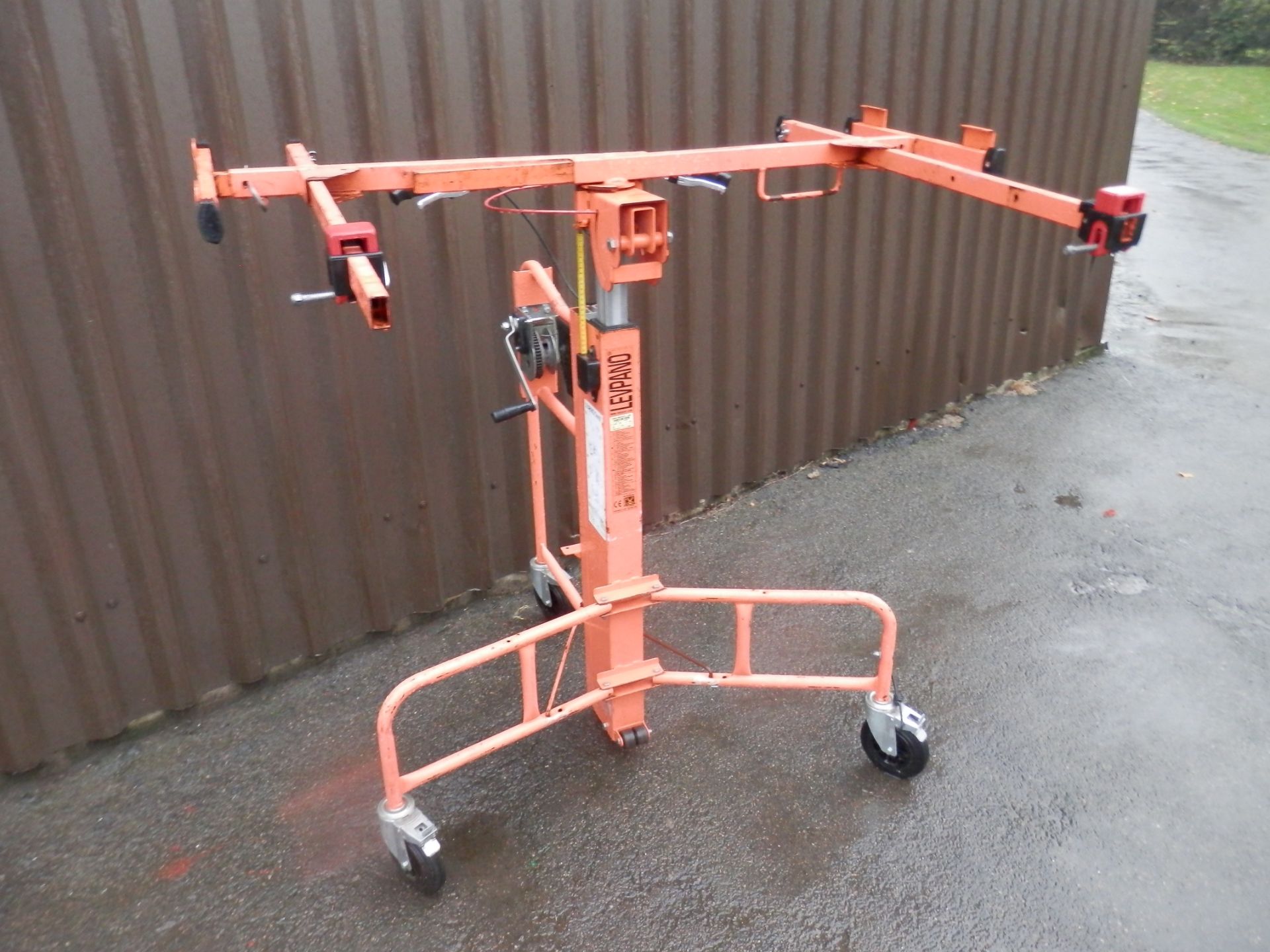 QUALITY LEVPANO FULLY WORKING HAND WIND TILTING PLASTER BOARD LIFTER. - Image 2 of 8