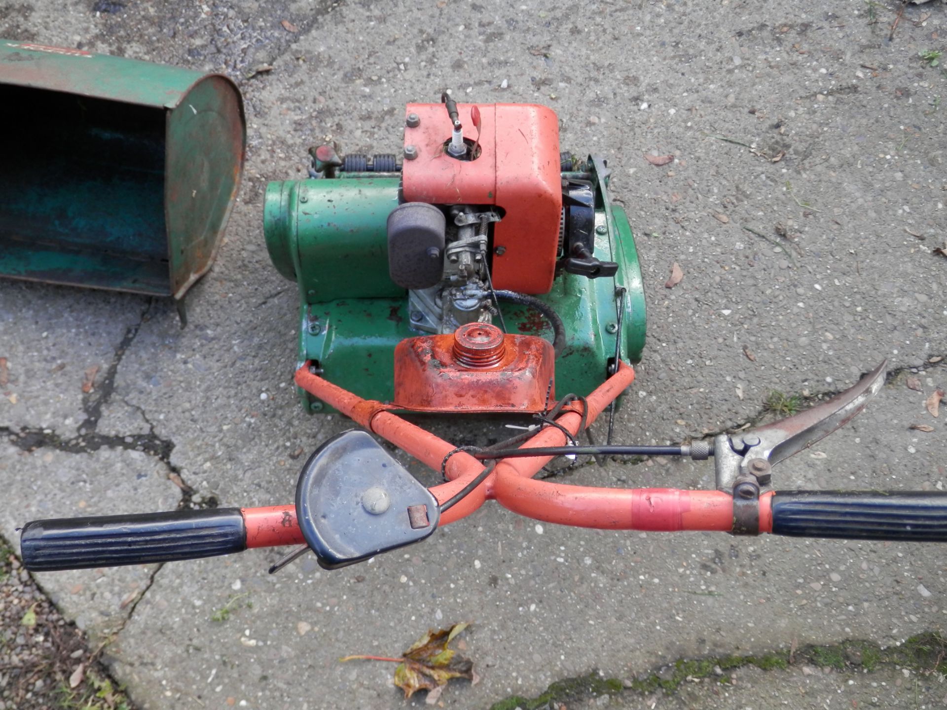 1960S WORKING VINTAGE SUFFOLK "PUNCH" PETROL 14" SELF PROPELLED LAWN MOVER. - Image 10 of 11