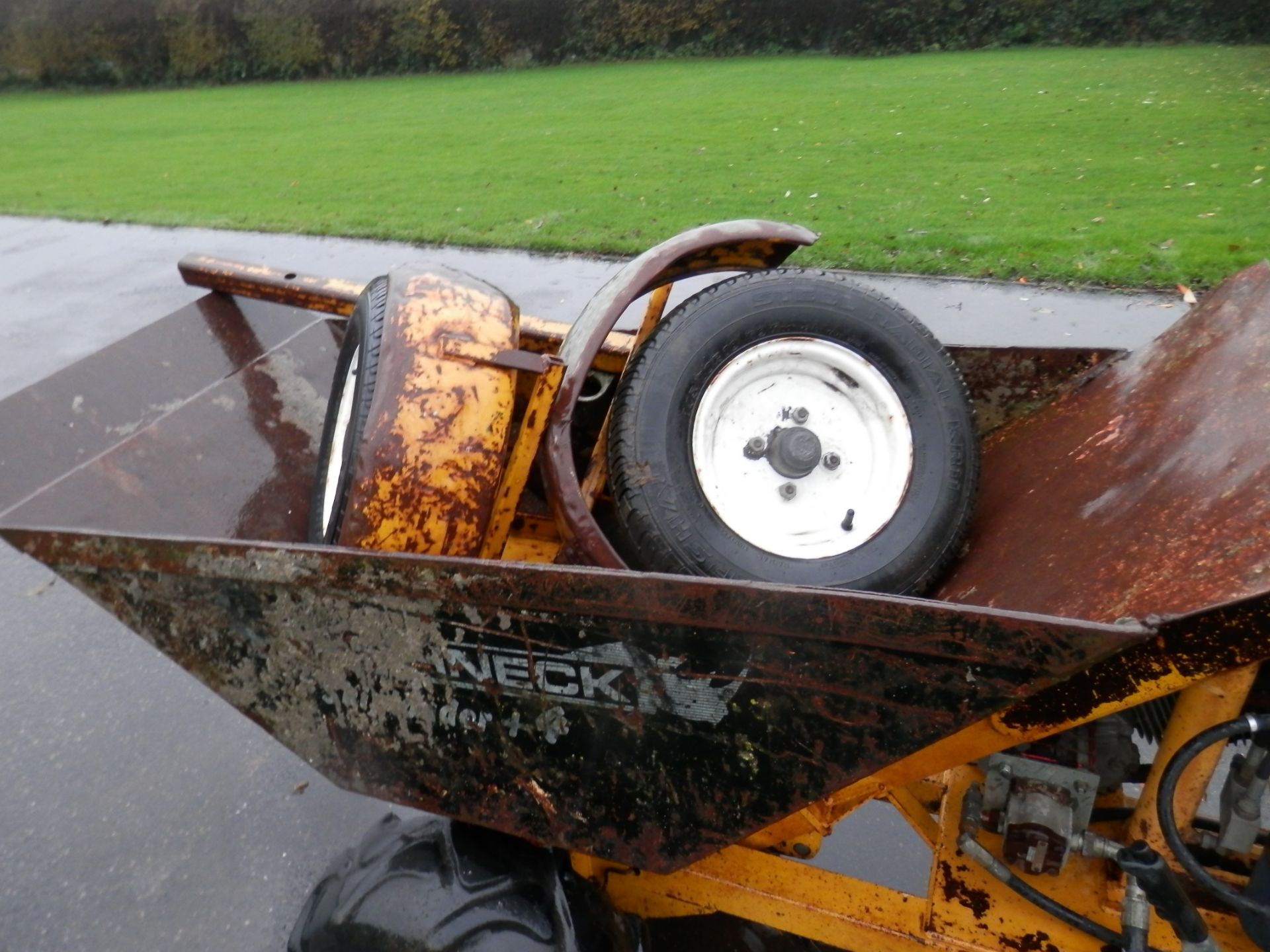 ALL WORKING ROUGHNECK 750 KG HIGH LIFT DUMPER ON ITS OWN TRAILER. EASY TO HITCH. - Image 18 of 18