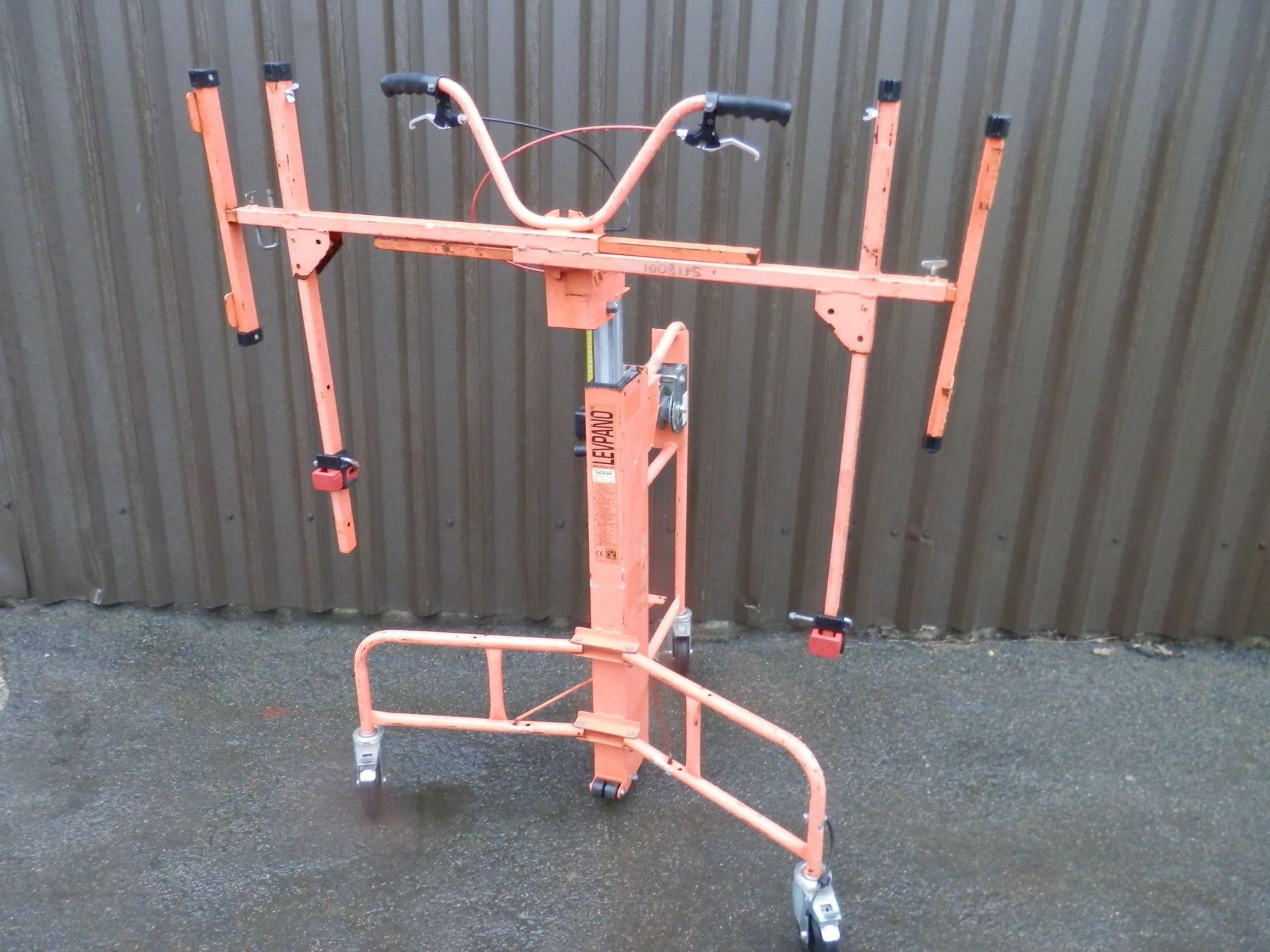 QUALITY LEVPANO FULLY WORKING HAND WIND TILTING PLASTER BOARD LIFTER. - Image 7 of 8