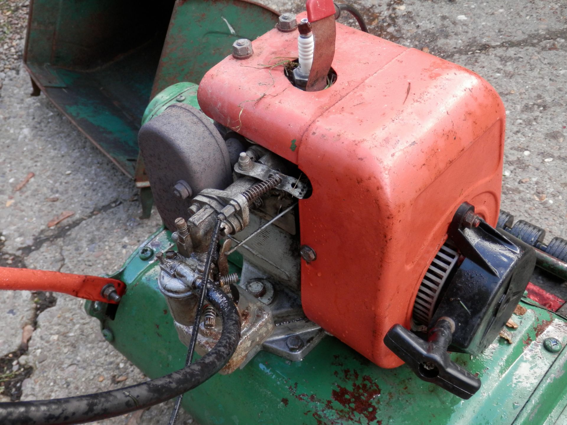 1960S WORKING VINTAGE SUFFOLK "PUNCH" PETROL 14" SELF PROPELLED LAWN MOVER. - Image 7 of 11