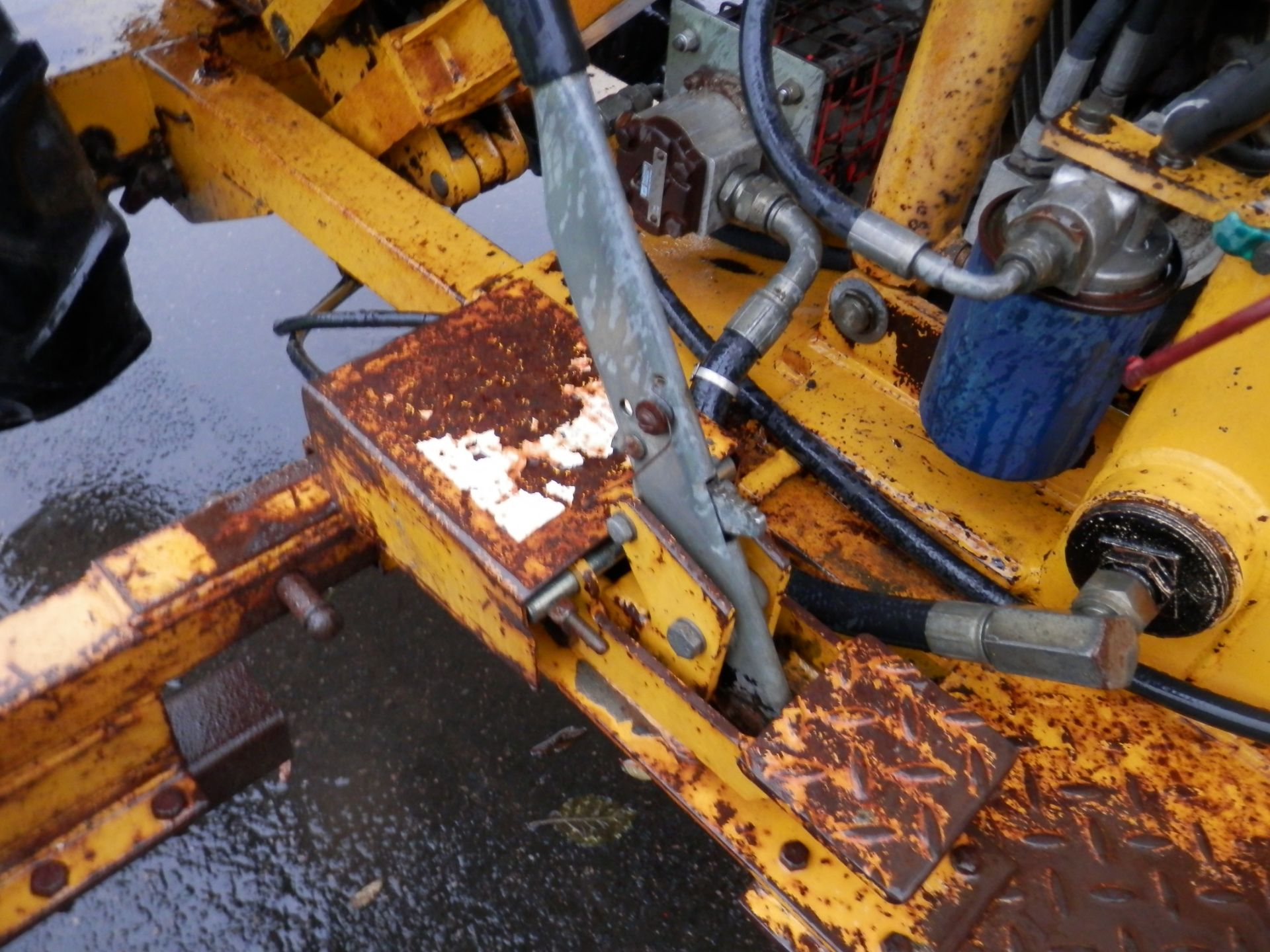 ALL WORKING ROUGHNECK 750 KG HIGH LIFT DUMPER ON ITS OWN TRAILER. EASY TO HITCH. - Image 9 of 18