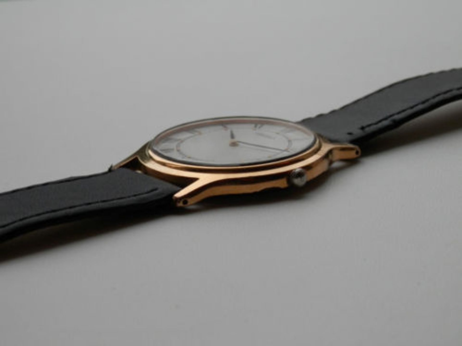 STUNNING LOOKING 1997 SEIKO V-700 SUPER SLIM FITTING QUARTZ 2 HAND WATCH. - Image 8 of 9