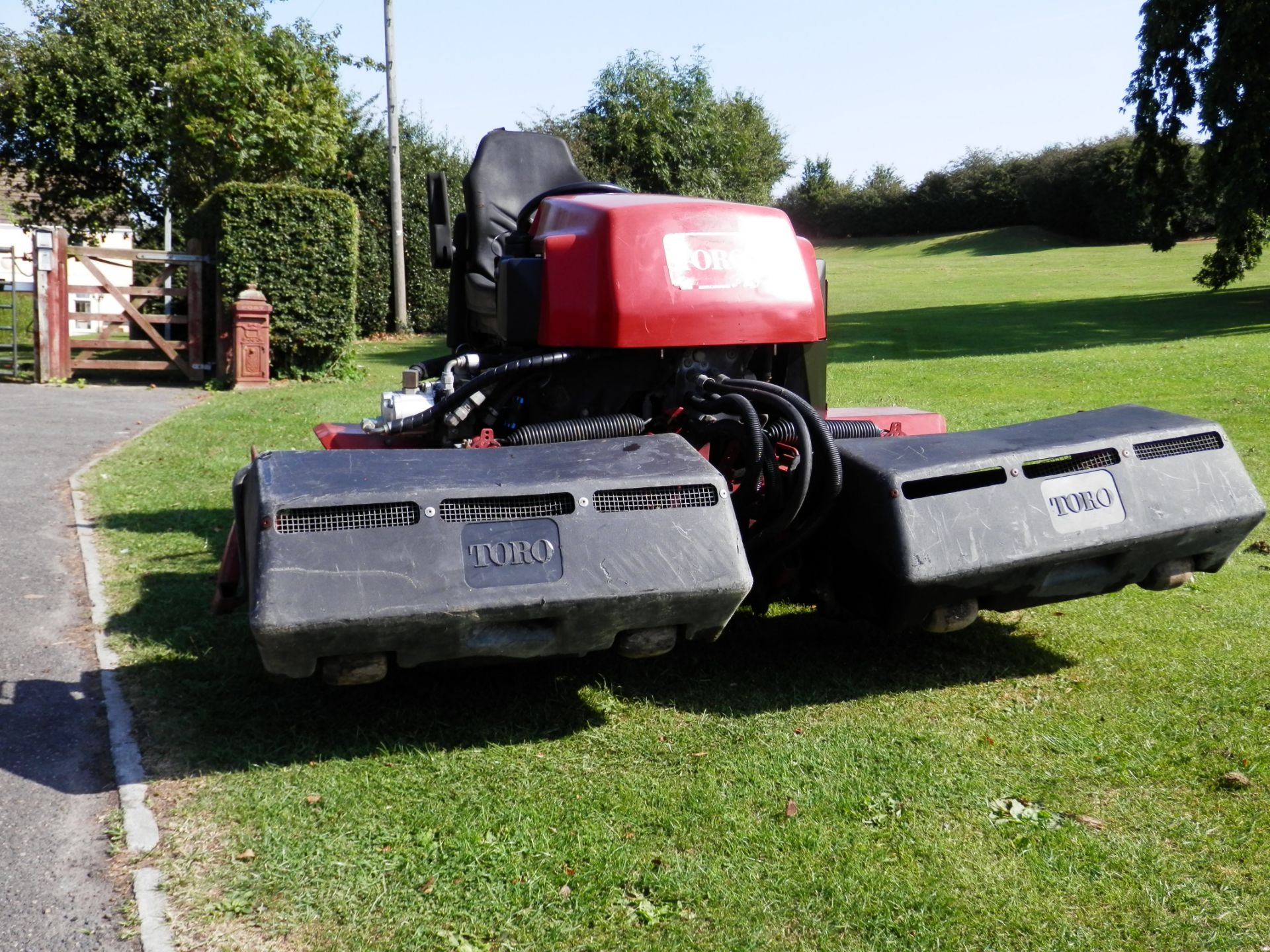 1998 TORO 2300-D REELMASTER 3 WHEEL DRIVE WIDE CUT DIESEL RIDE ON MOWER. - Image 10 of 11