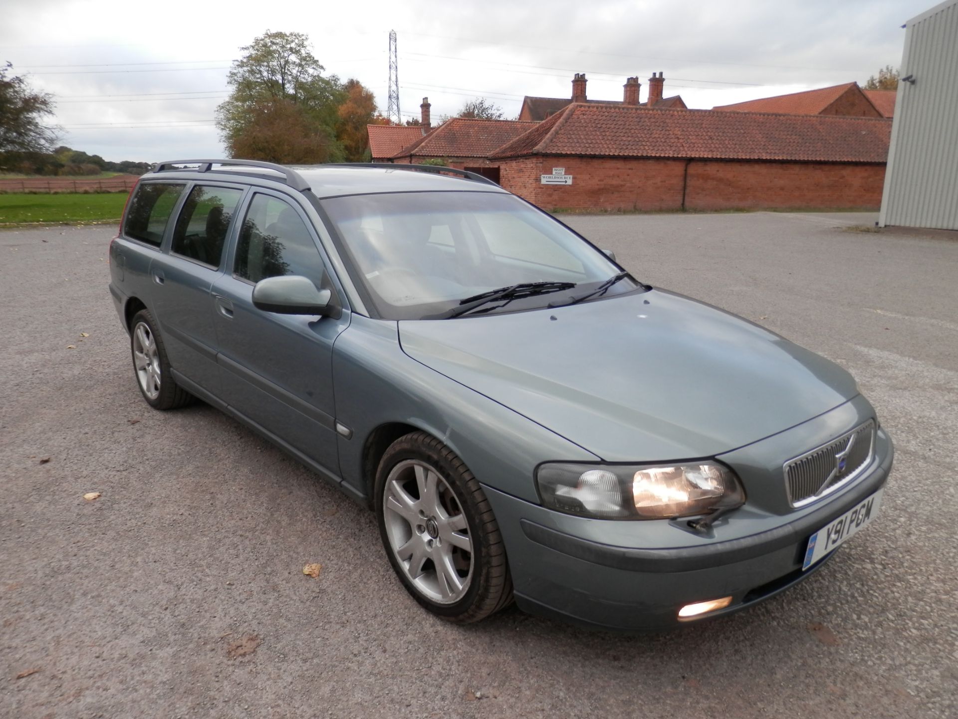 2001/Y REG VOLVO V70 2.4 PETROL AUTOMATIC, BLACK LEATHER, MOT APRIL 2017, SLATE METALLIC.