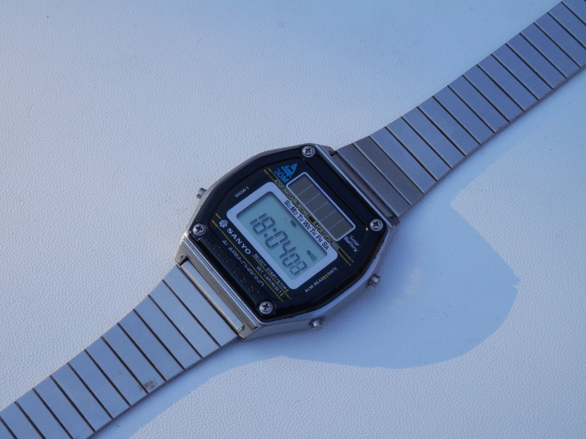 RETAIL £200+ VERY RARE WORKING GENTS 1970S SANYO SOLAR POWERED DIGITAL ALARM CHRONOGRAPH WATCH. - Image 6 of 8