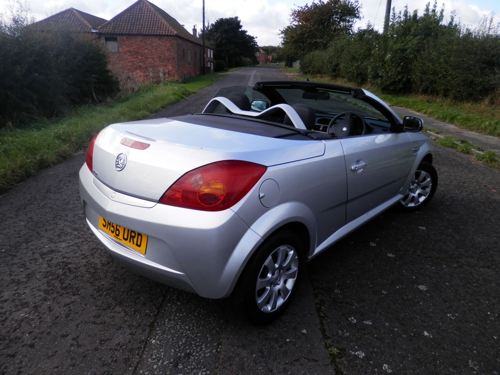 2006/56 PLATE VAUXHALL TIGRA CONVERTIBLE, 1.4 PETROL TWINPORT. - Image 2 of 15