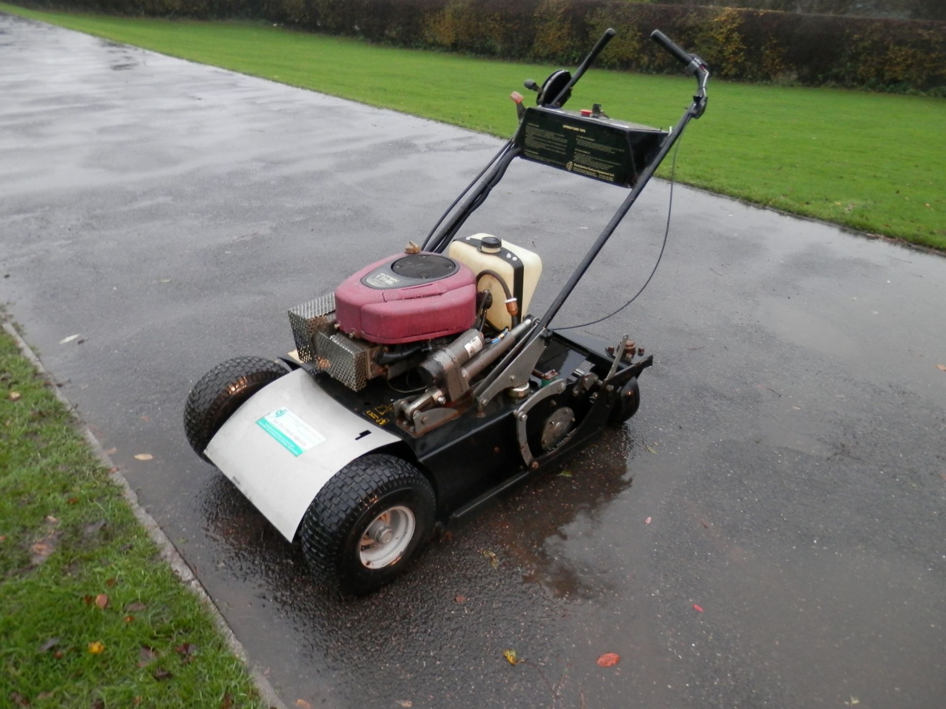 ALL WORKING DAVID JENKINS SELF PROPELLED 17.5 4 STROKE PETROL AERATOR. - Image 4 of 6