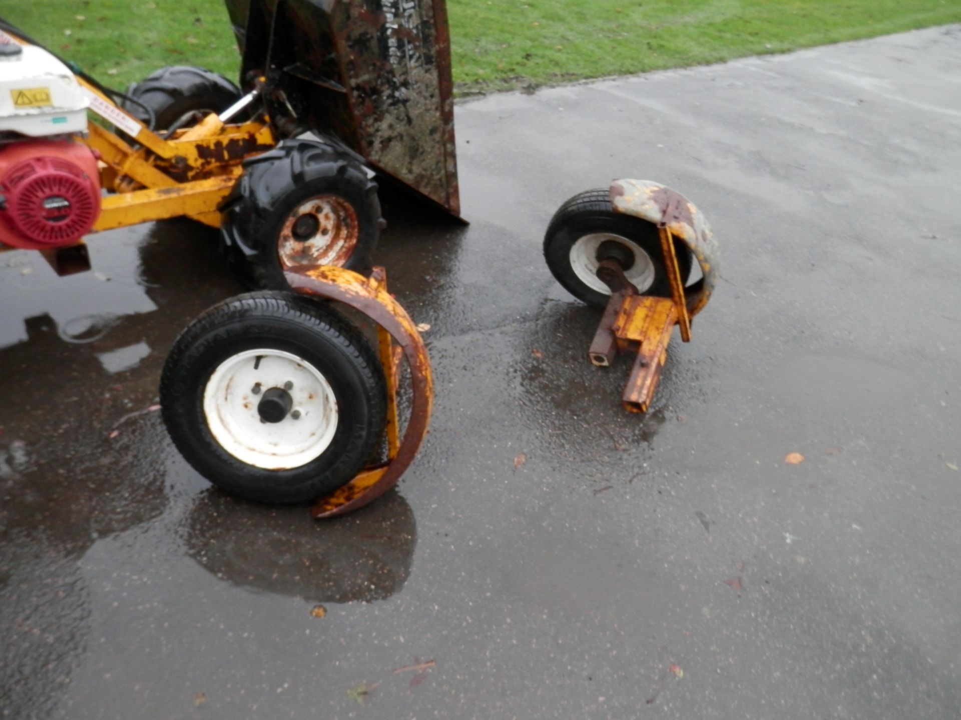 ALL WORKING ROUGHNECK 750 KG HIGH LIFT DUMPER ON ITS OWN TRAILER. EASY TO HITCH. - Image 15 of 18