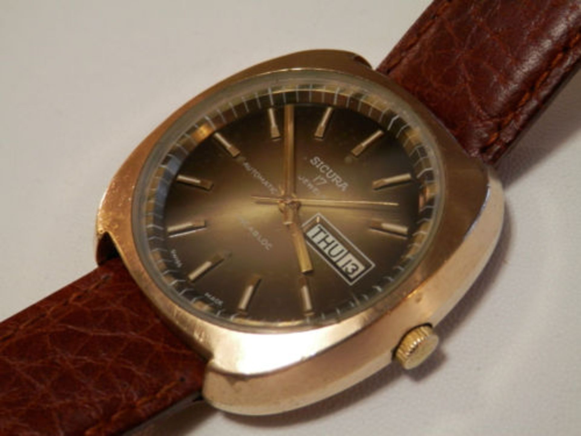 GORGEOUS LOOKING VINTAGE SICURA (BREITLING) GENTS SWISS 17 JEWEL AUTO DAY/DATE WATCH - Image 9 of 21