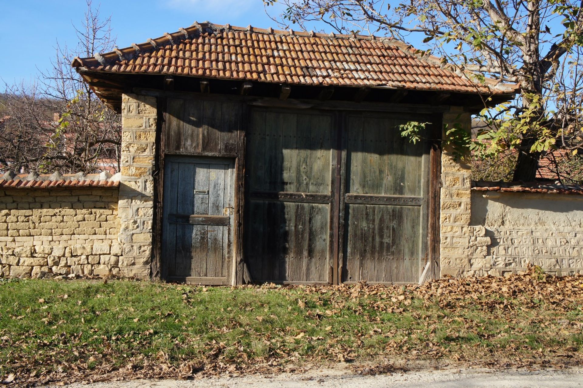 IMMACULATE Freehold Home and Land NR Veliko Tarnovo, Bulgaria - Image 42 of 47