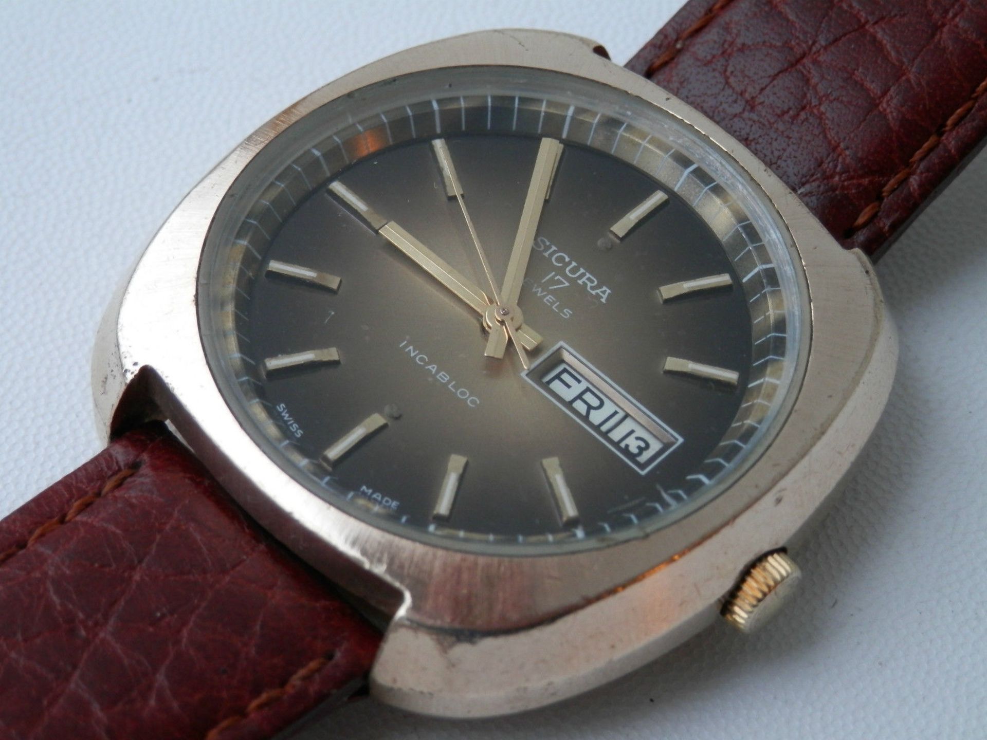 GORGEOUS LOOKING VINTAGE SICURA (BREITLING) GENTS SWISS 17 JEWEL AUTO DAY/DATE WATCH - Image 3 of 21