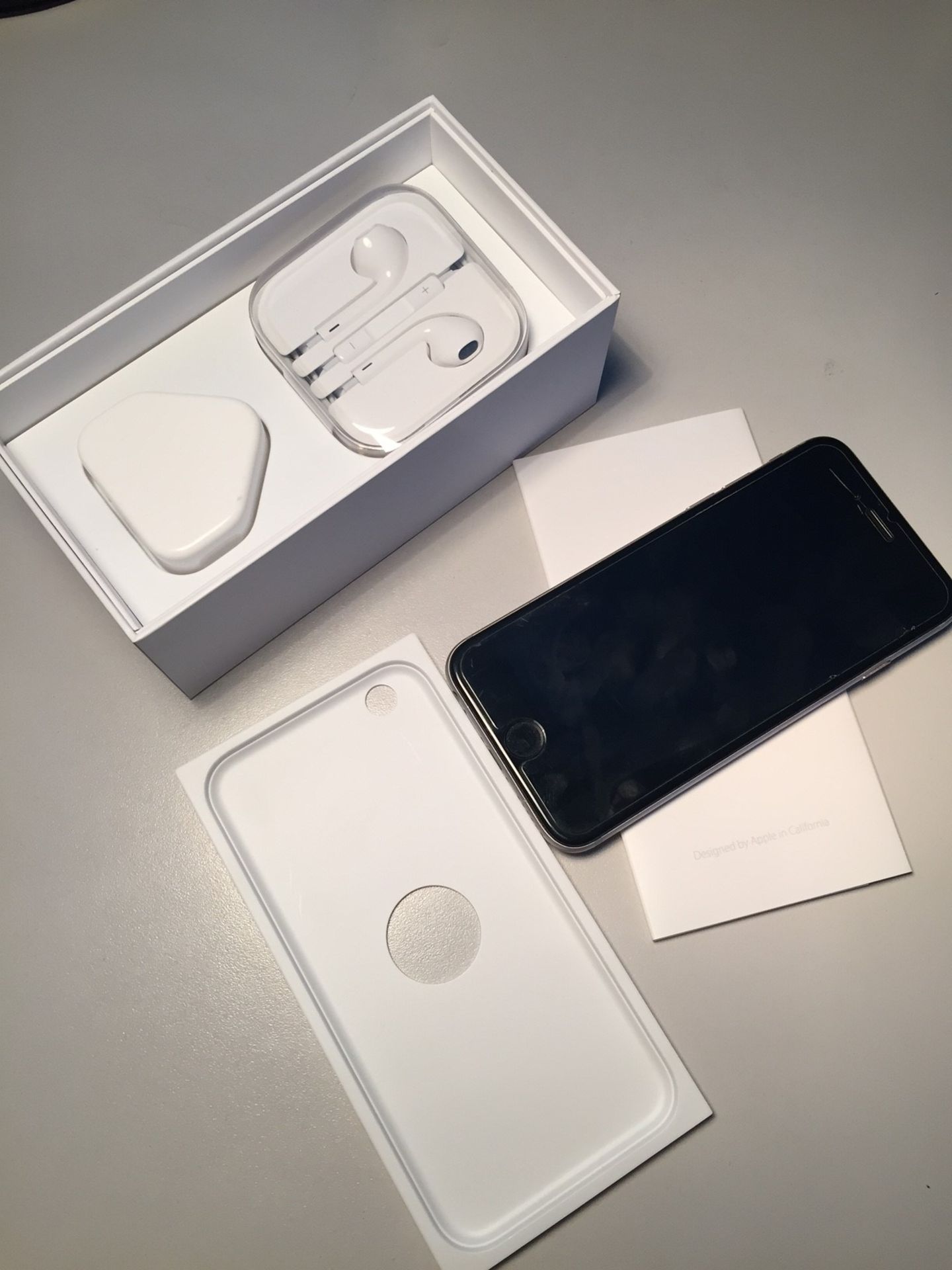 APPLE IPHONE 6 UNLOCKED 64GB - COMES BOXED WITH ALL ORIGINAL ACCESSORIES PLUG, LIGHTNING CHARGE LEAD