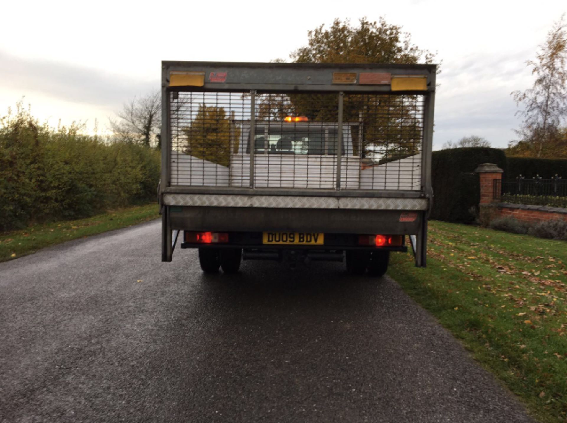 2009/09 REG FORD TRANSIT 100 T350L RWD FLATBED WITH TAIL-LIFT *NO VAT* - Image 7 of 10