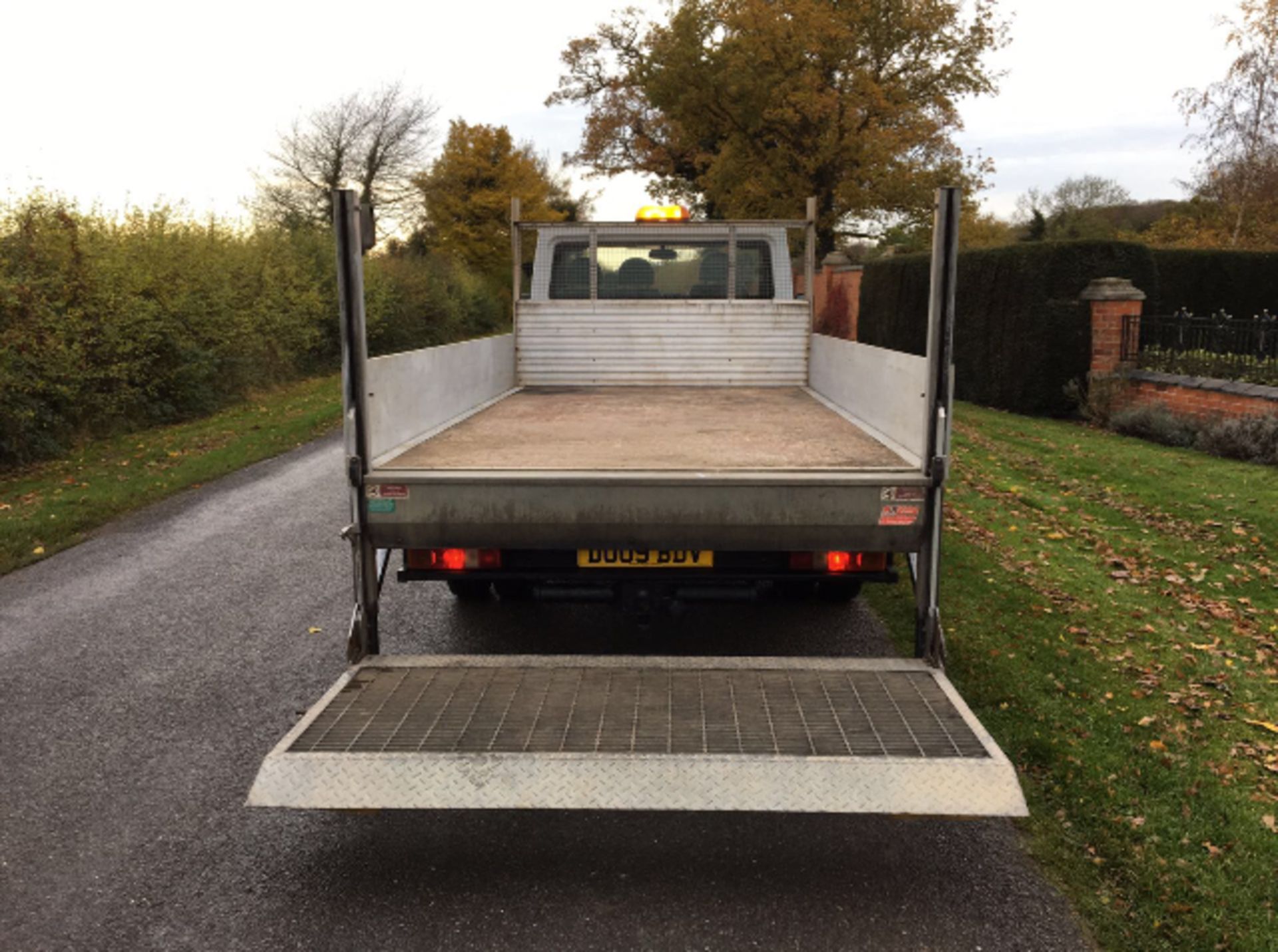 2009/09 REG FORD TRANSIT 100 T350L RWD FLATBED WITH TAIL-LIFT *NO VAT* - Image 5 of 10