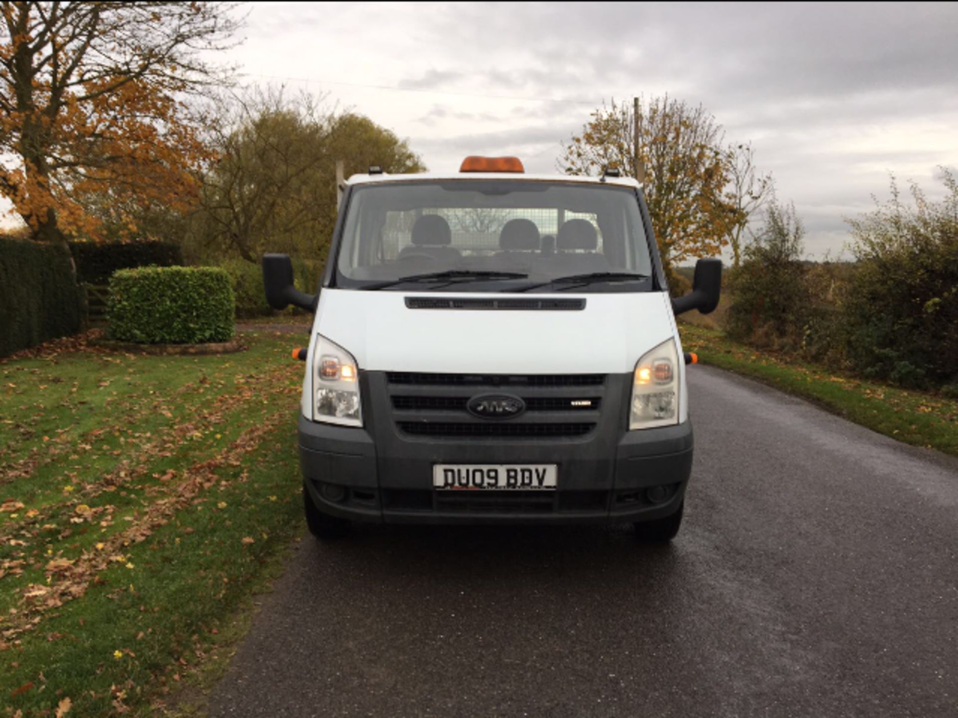 2009/09 REG FORD TRANSIT 100 T350L RWD FLATBED WITH TAIL-LIFT *NO VAT* - Image 2 of 10