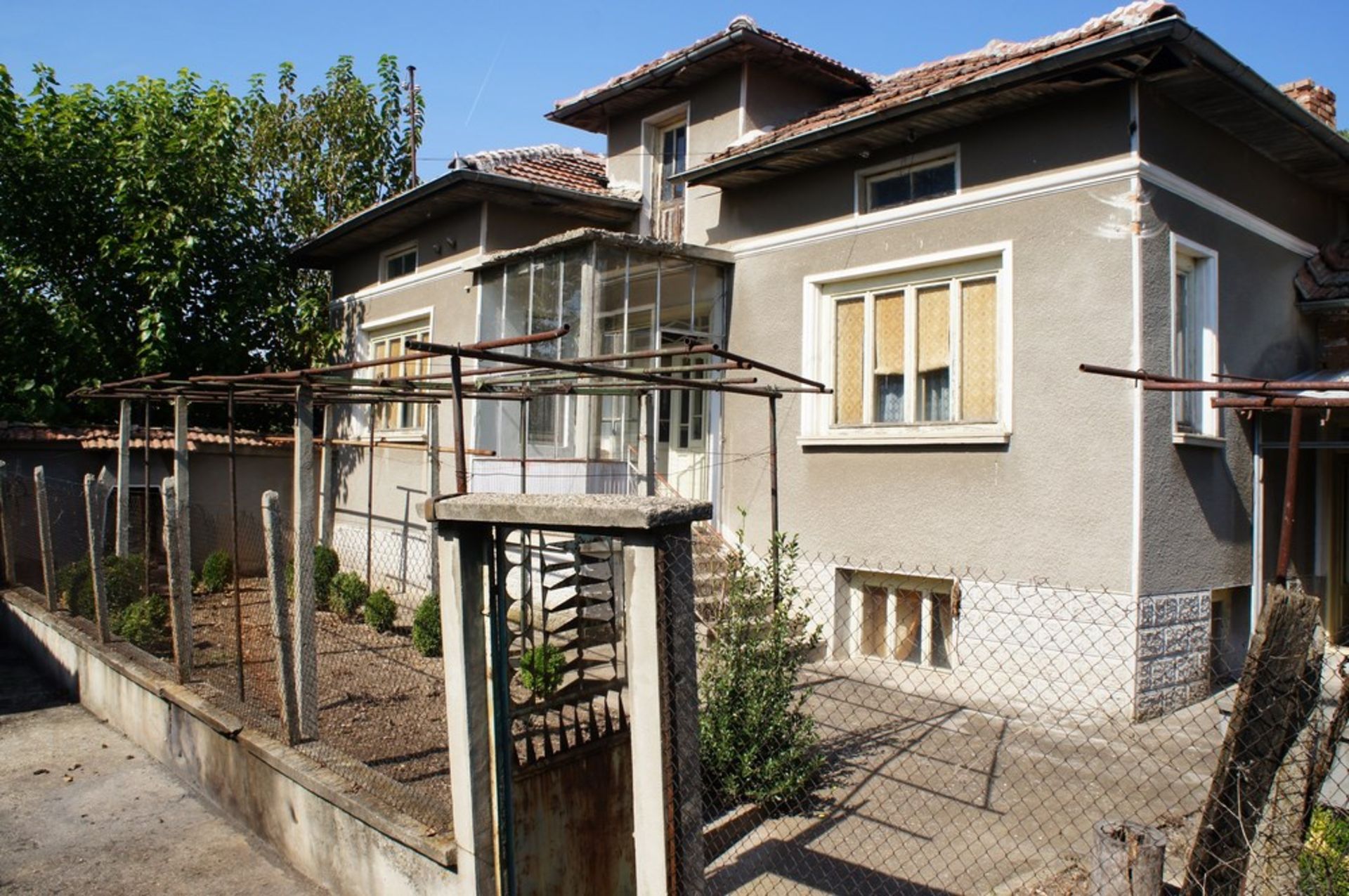 BIG FREEHOLD HOME AND LAND IN SLOMER, BULGARIA - Image 6 of 42