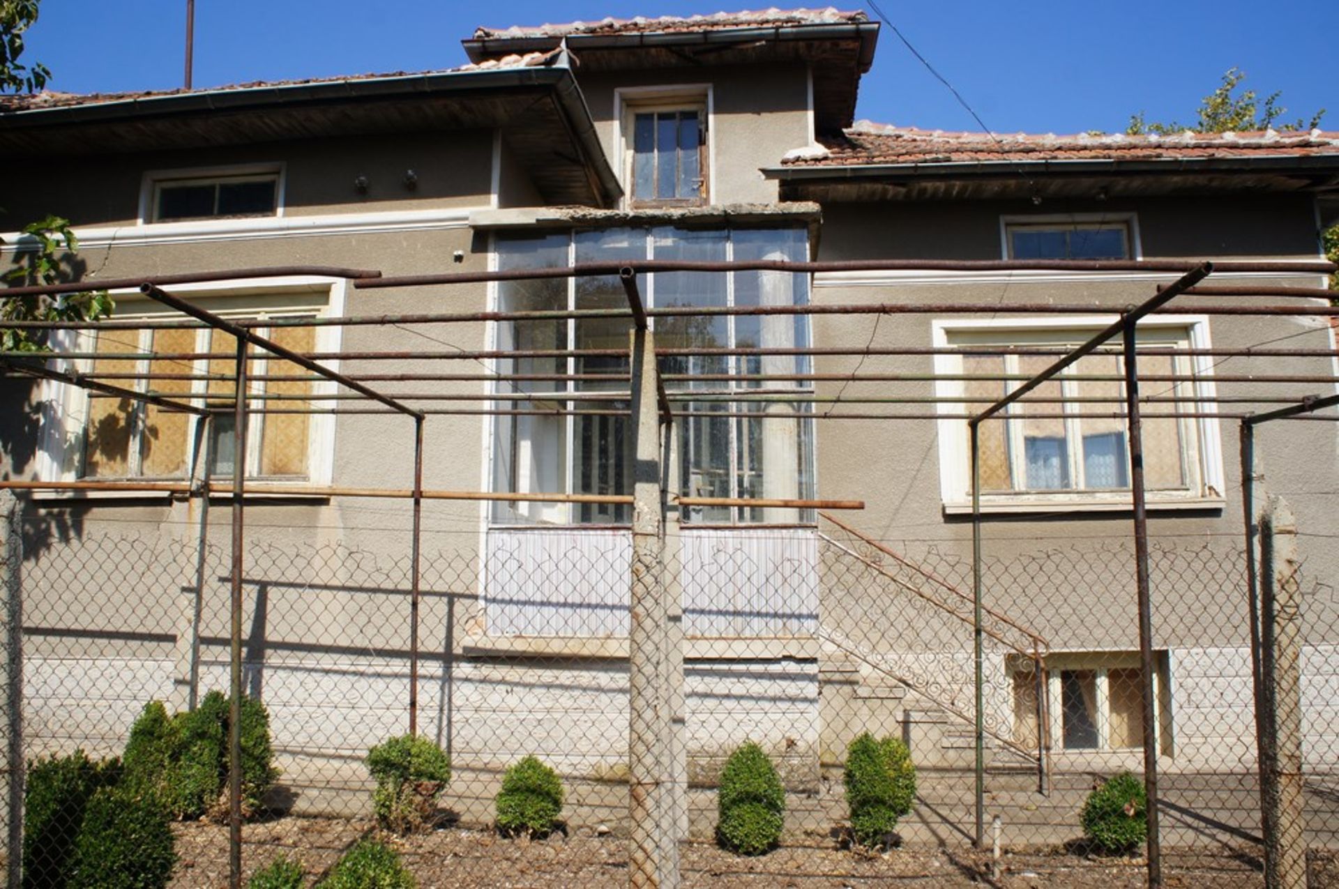 BIG FREEHOLD HOME AND LAND IN SLOMER, BULGARIA - Image 3 of 42