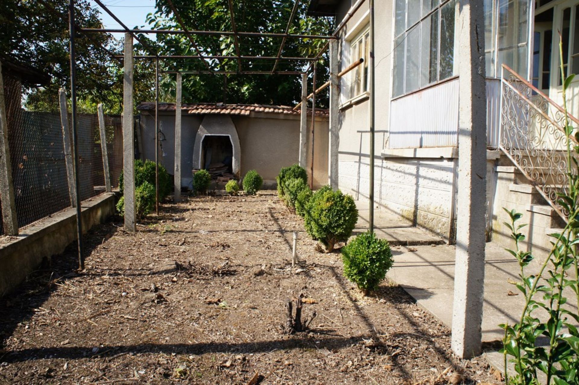 BIG FREEHOLD HOME AND LAND IN SLOMER, BULGARIA - Image 10 of 42
