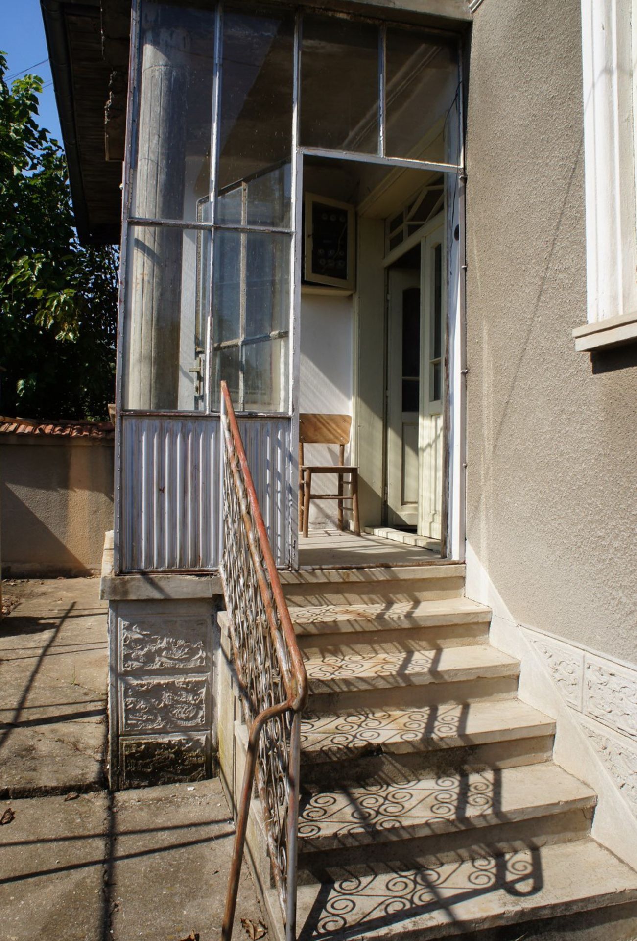 BIG FREEHOLD HOME AND LAND IN SLOMER, BULGARIA - Image 22 of 42