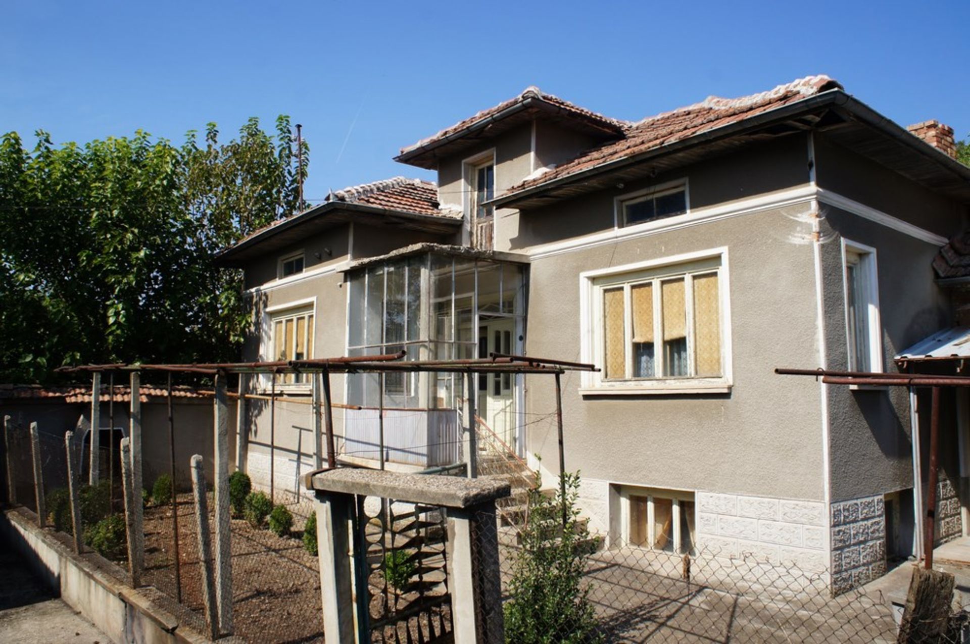 BIG FREEHOLD HOME AND LAND IN SLOMER, BULGARIA - Image 7 of 42