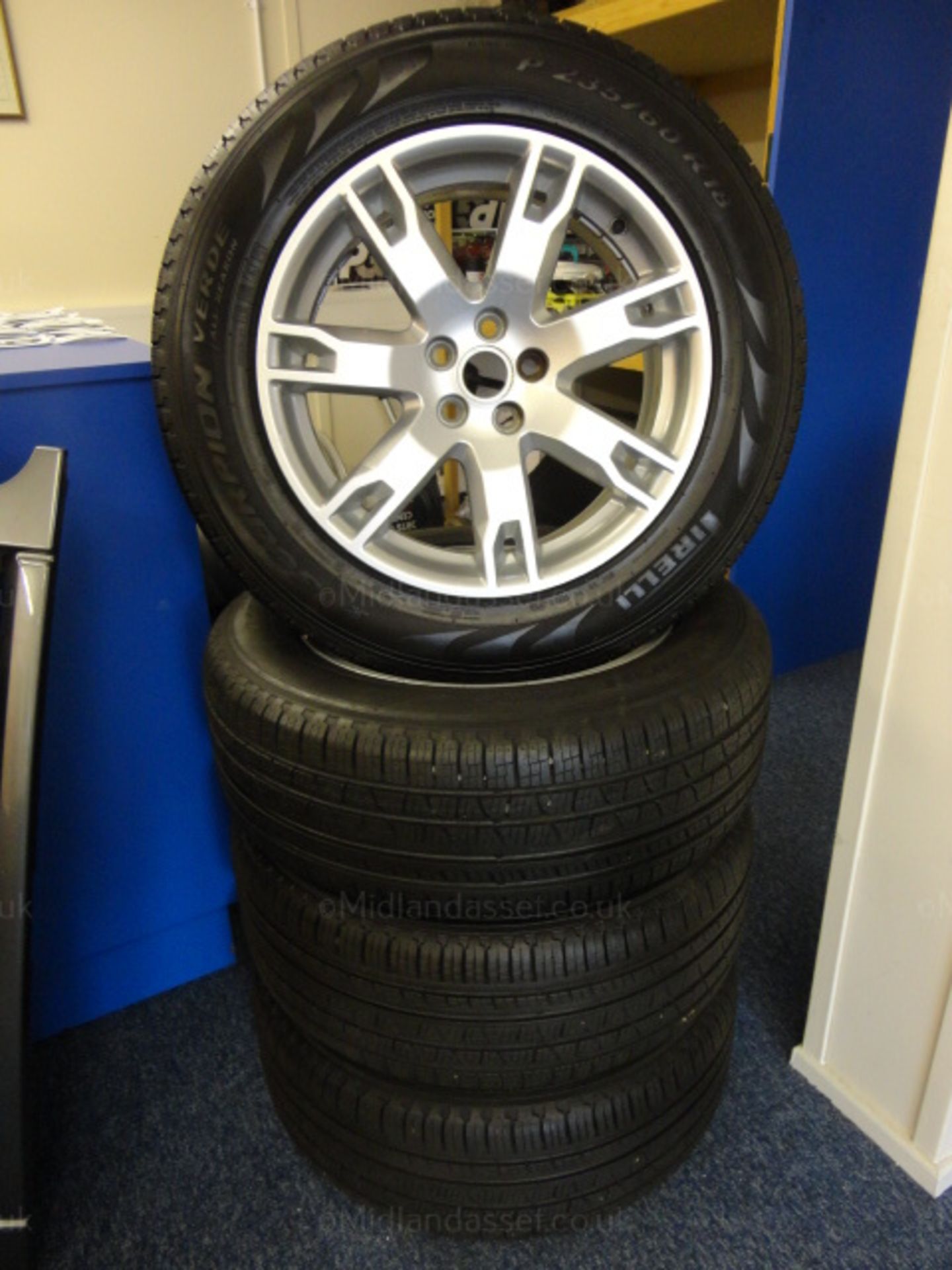 4 x 18" LAND ROVER DISCOVERY ALLOY WHEELS - Image 2 of 3