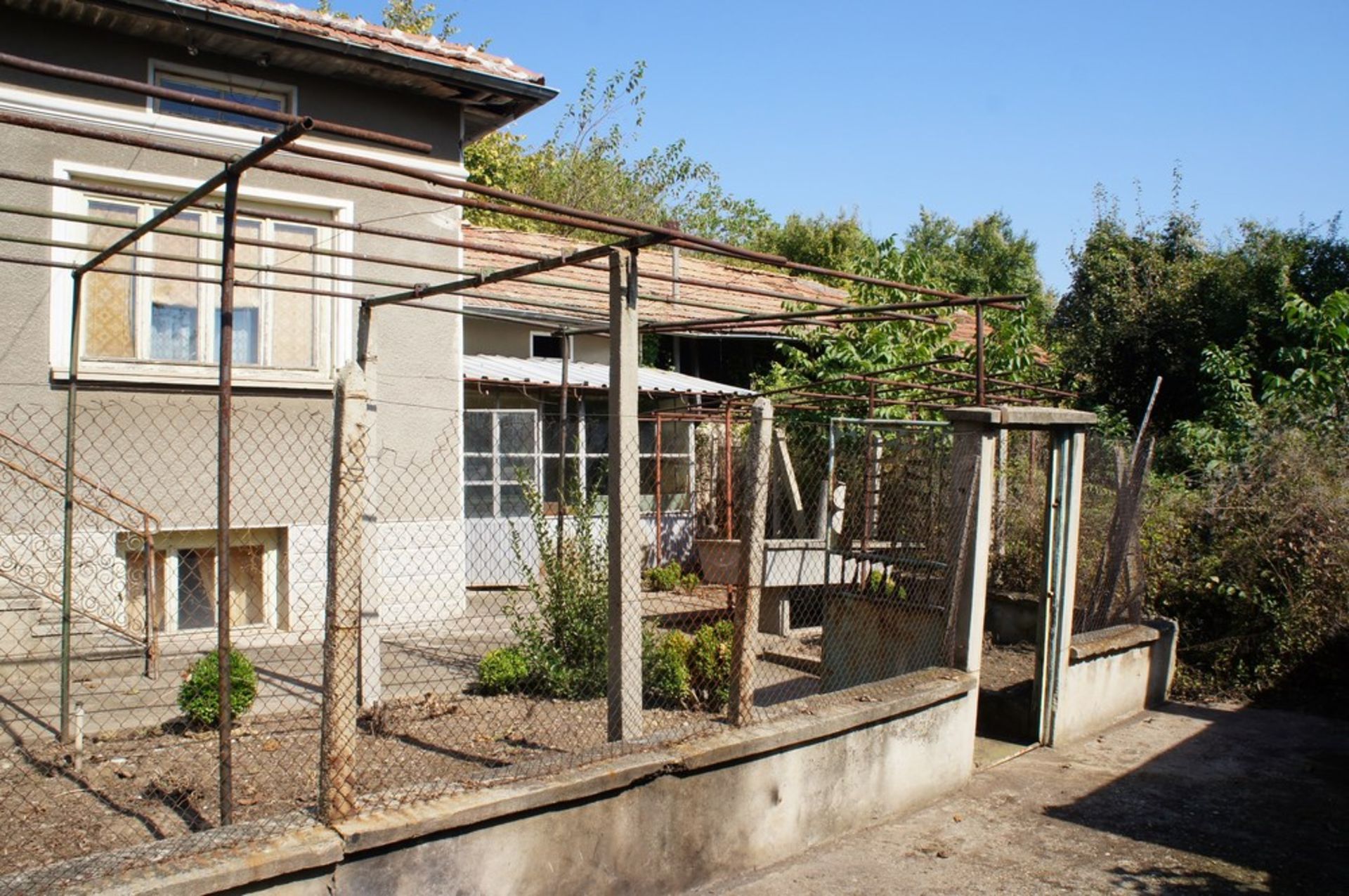 BIG FREEHOLD HOME AND LAND IN SLOMER, BULGARIA - Image 4 of 42