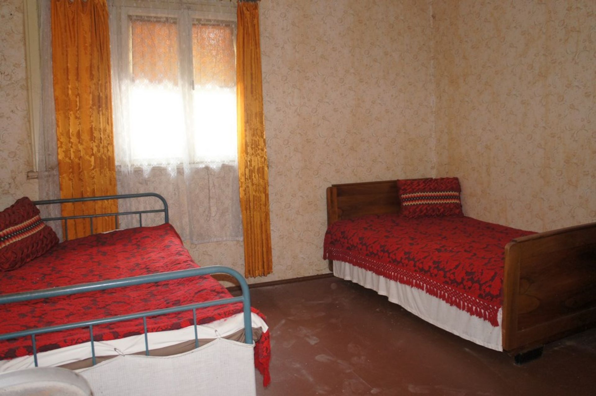 BIG FREEHOLD HOME AND LAND IN SLOMER, BULGARIA - Image 27 of 42