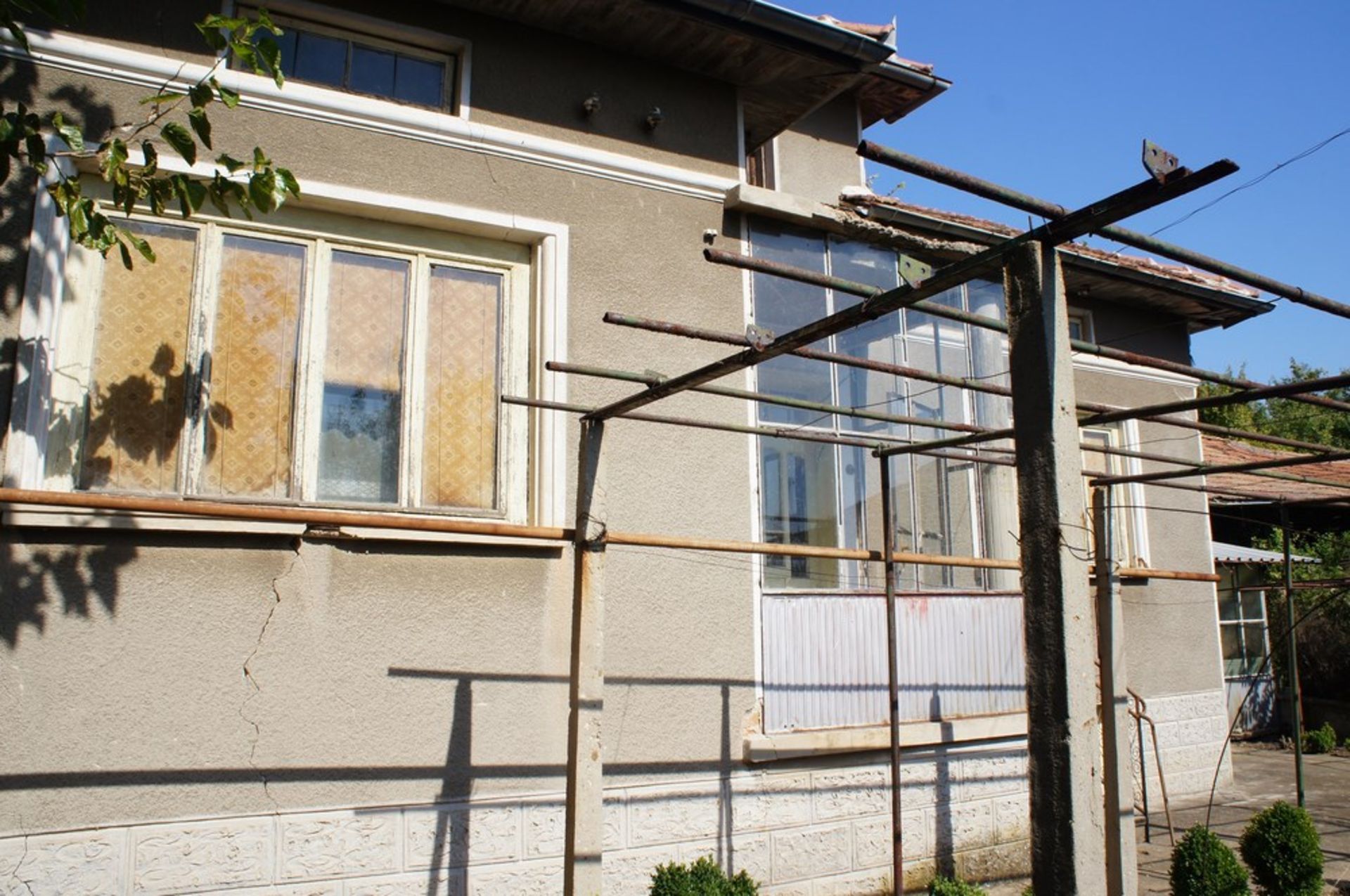 BIG FREEHOLD HOME AND LAND IN SLOMER, BULGARIA - Image 5 of 42