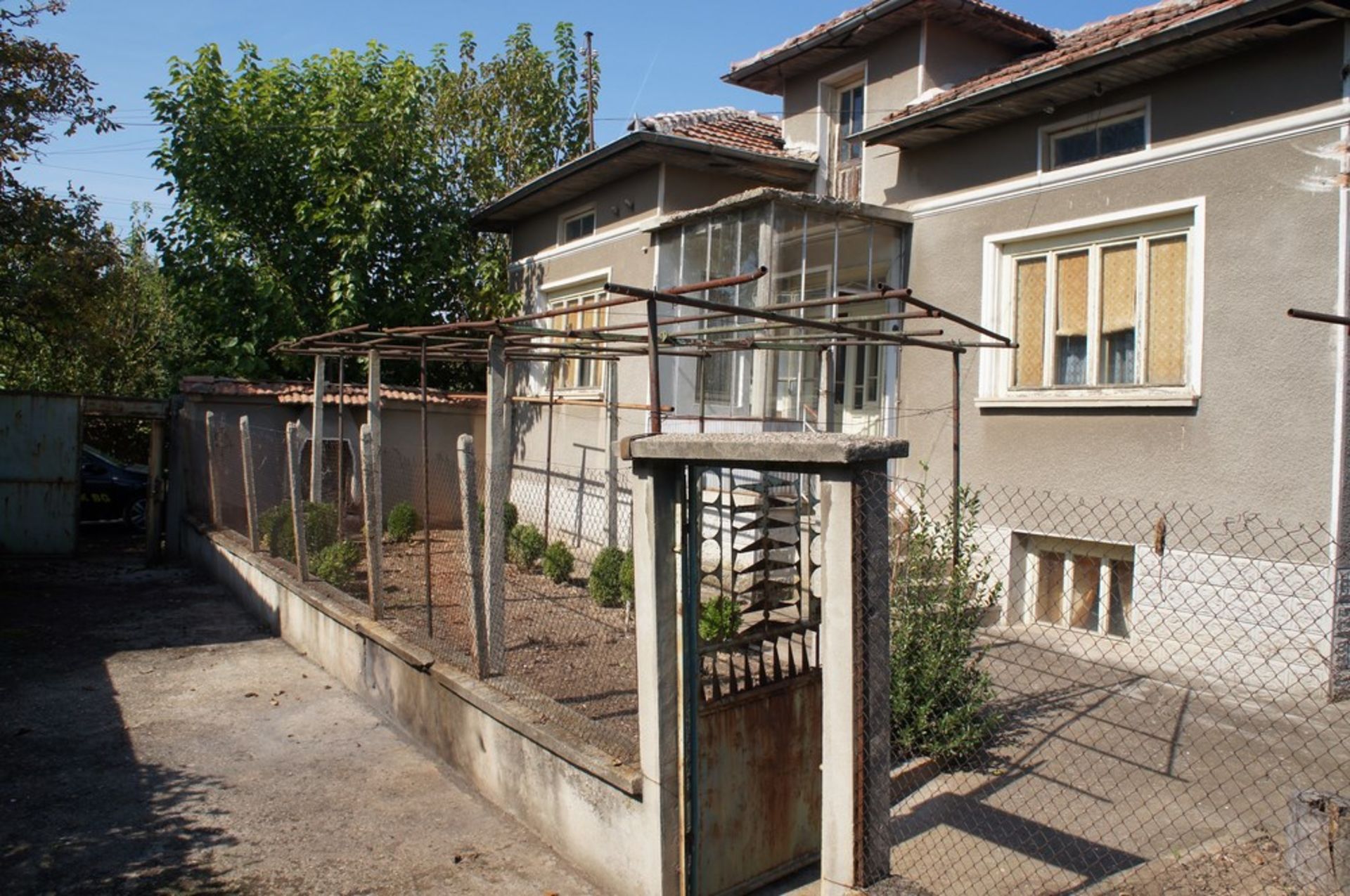 BIG FREEHOLD HOME AND LAND IN SLOMER, BULGARIA