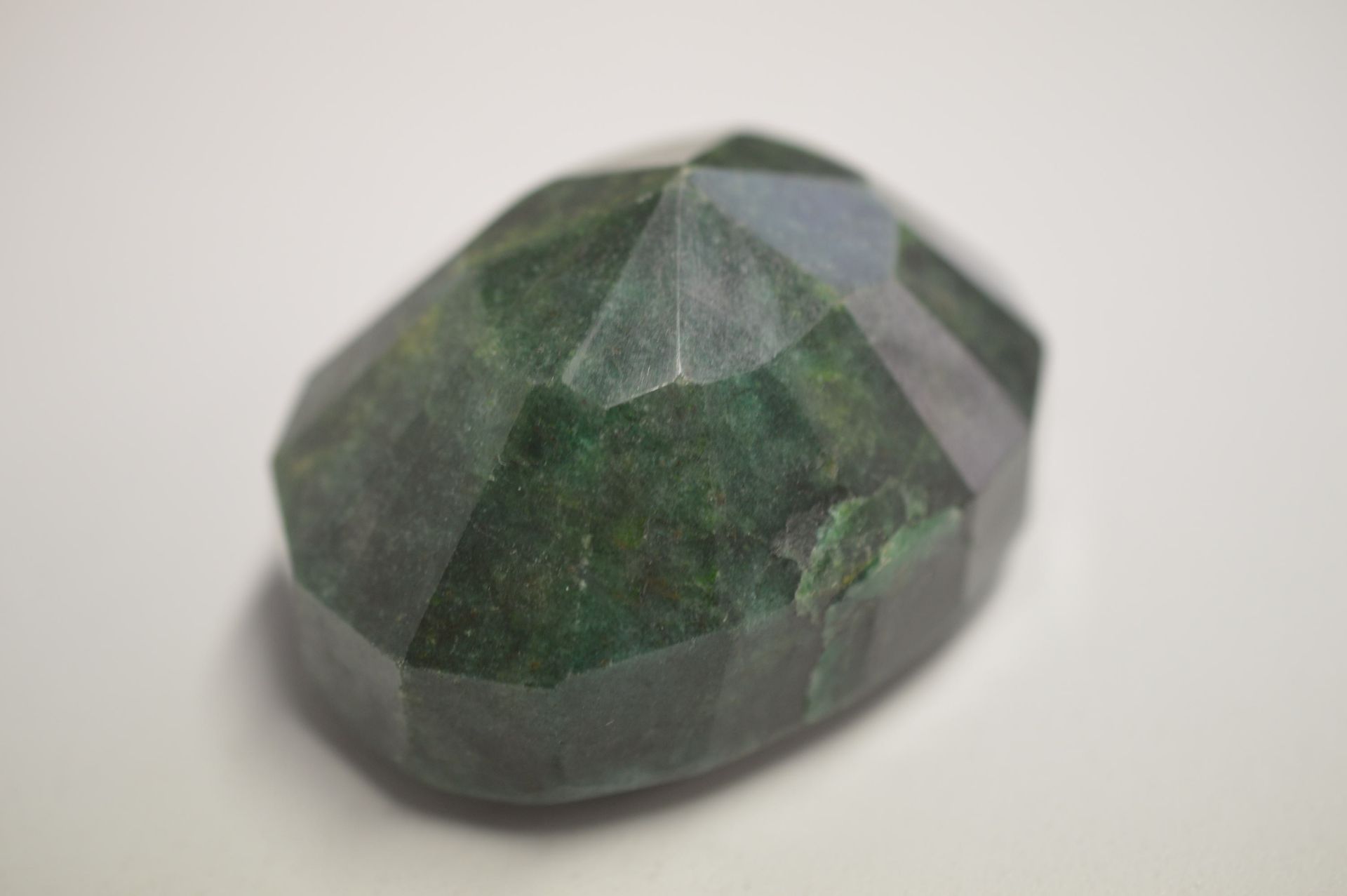 740 CARAT OVAL SHAPED GREEN NATURAL EMERALD - Image 2 of 4