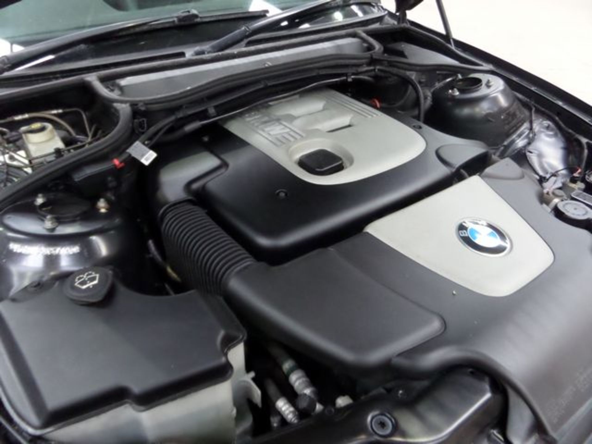 BMW Chassis number WBABV52030PS75693 - this "Modern Day Classic" benefits from having only two - Image 28 of 30