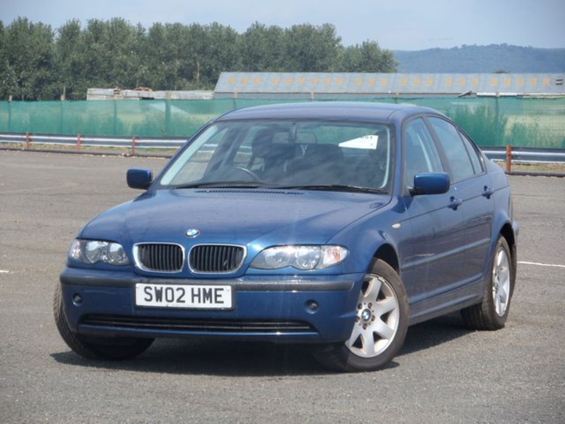 BMW E46 BMW 316i SE first registered on July 12th 2002 having covered a genuine 27033 miles in the - Image 3 of 5