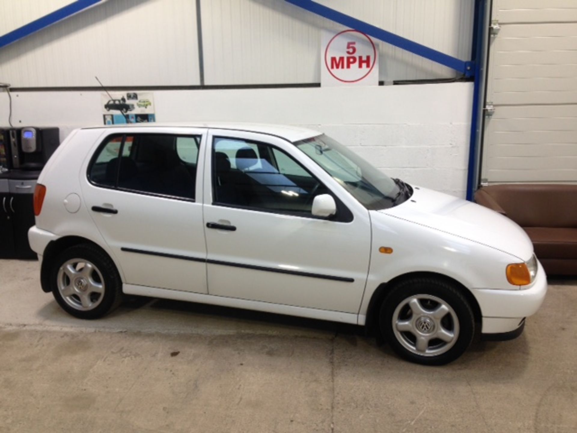 VOLKSWAGEN, POLO 1.4 CL - 1390cc, Chassis number WVWZZZ6NZVY064524 - a one lady owner from new - Image 3 of 4