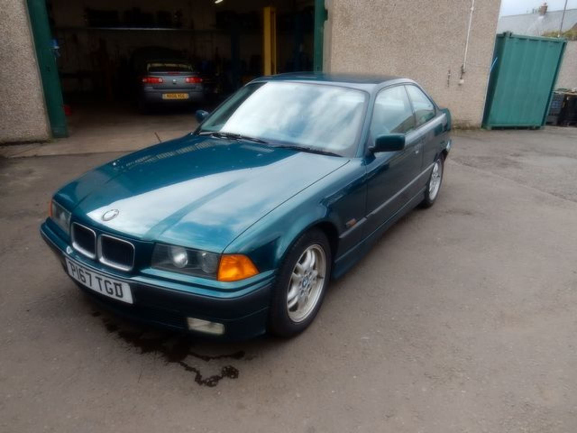 BMW, 316 I AUTO - 1596cc, Chassis number WBABE22050JE80761 - drove over 50 miles to the sale this