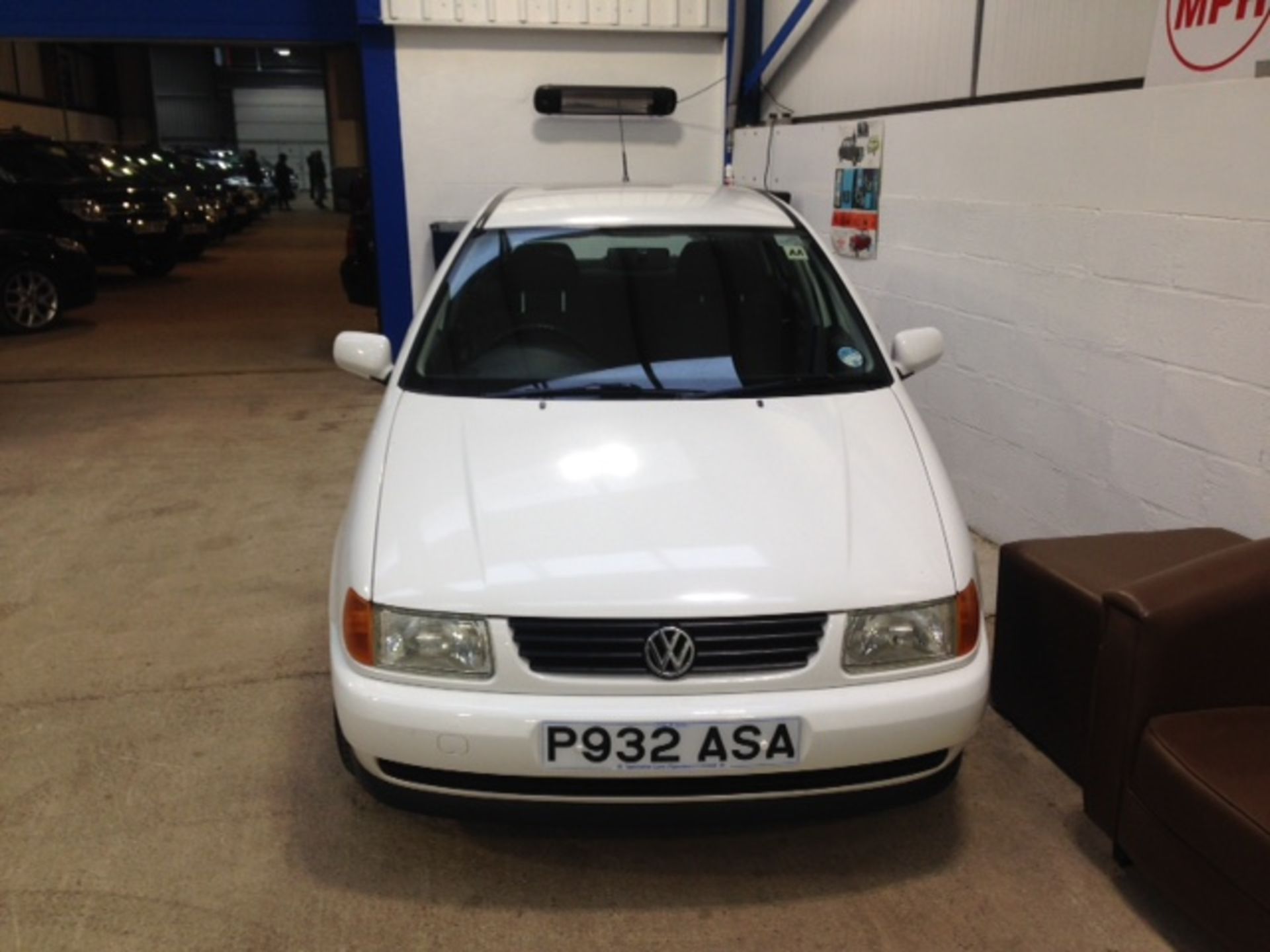 VOLKSWAGEN, POLO 1.4 CL - 1390cc, Chassis number WVWZZZ6NZVY064524 - a one lady owner from new - Image 2 of 4