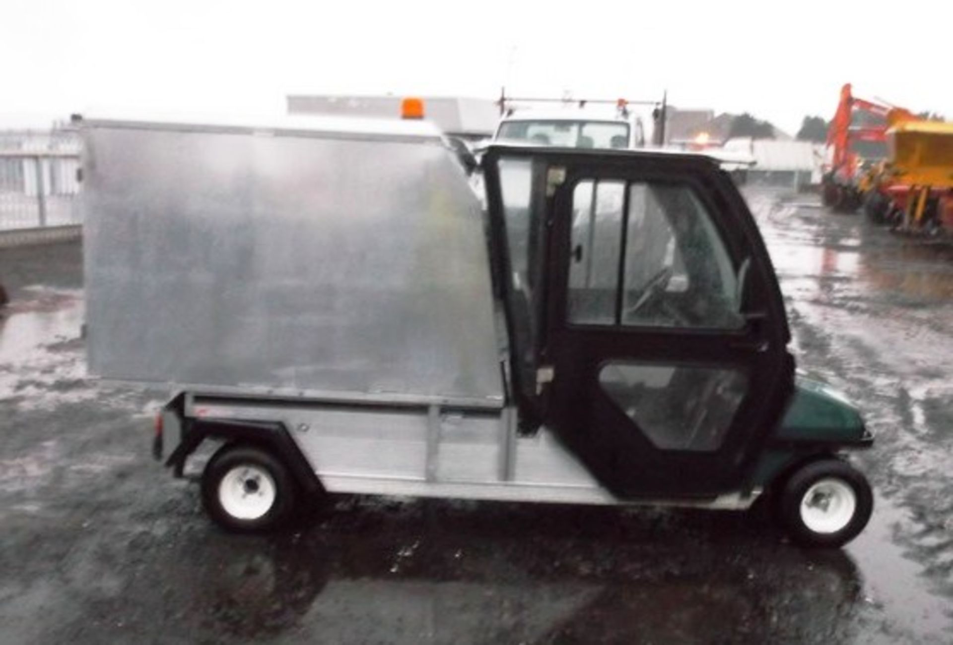 ELECTRIC GOLF BUGGY/ CLUB CAR, LWB FITTED WITH ALUMINIUM CARRY/ STORAGE BOX IDEAL FOR EVENTS / - Image 3 of 8