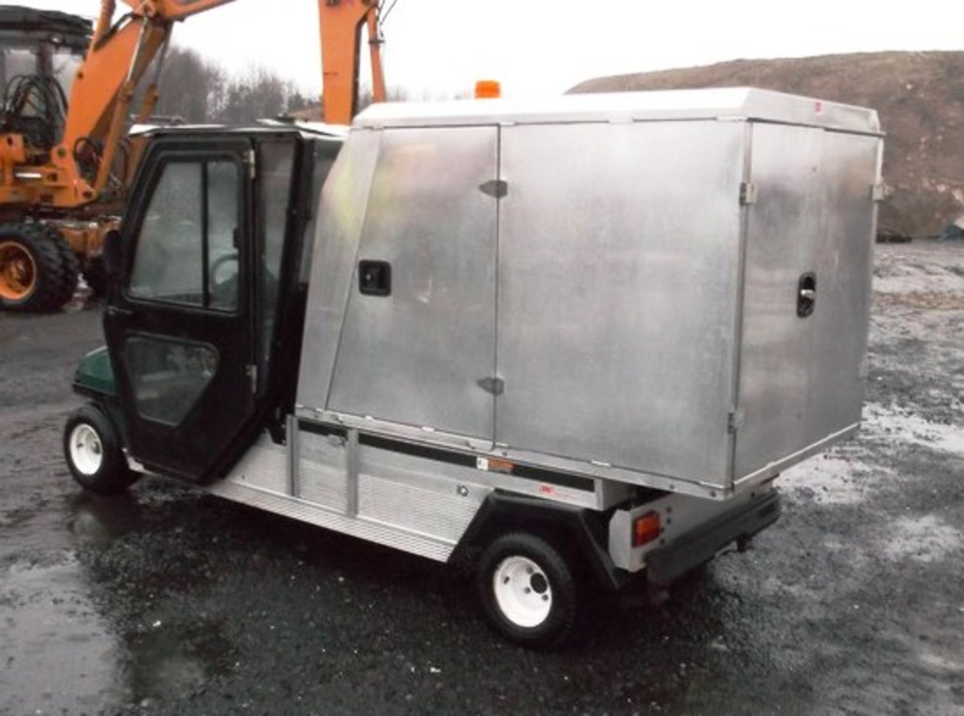 ELECTRIC GOLF BUGGY/ CLUB CAR, LWB FITTED WITH ALUMINIUM CARRY/ STORAGE BOX IDEAL FOR EVENTS / - Image 6 of 8