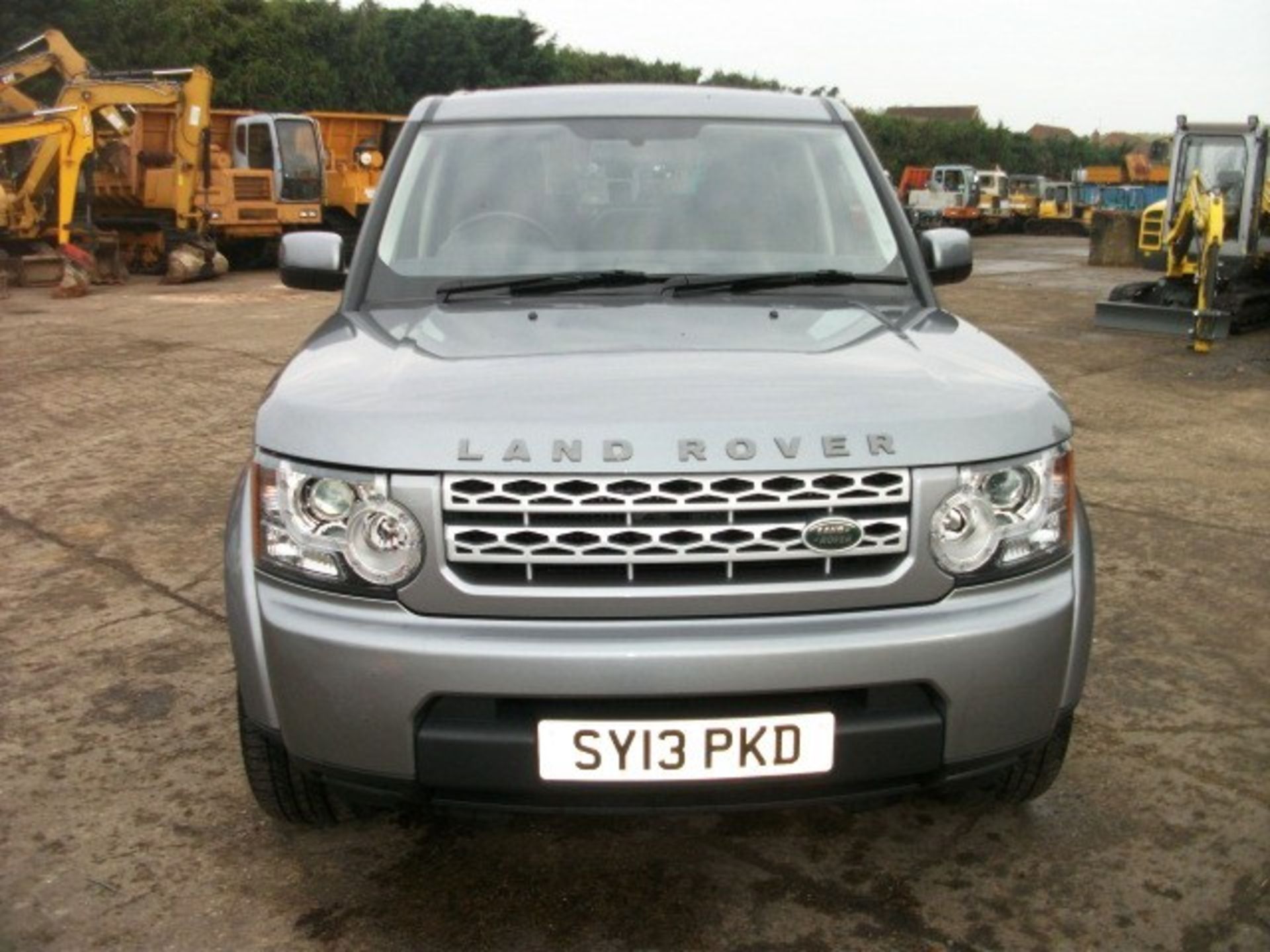 LAND ROVER DISCOVERY SDV6 AUTO 255 - 2993cc
Body: 4 Dr 4x4
Color: Grey
First Reg: 26/04/2013 - Image 25 of 29