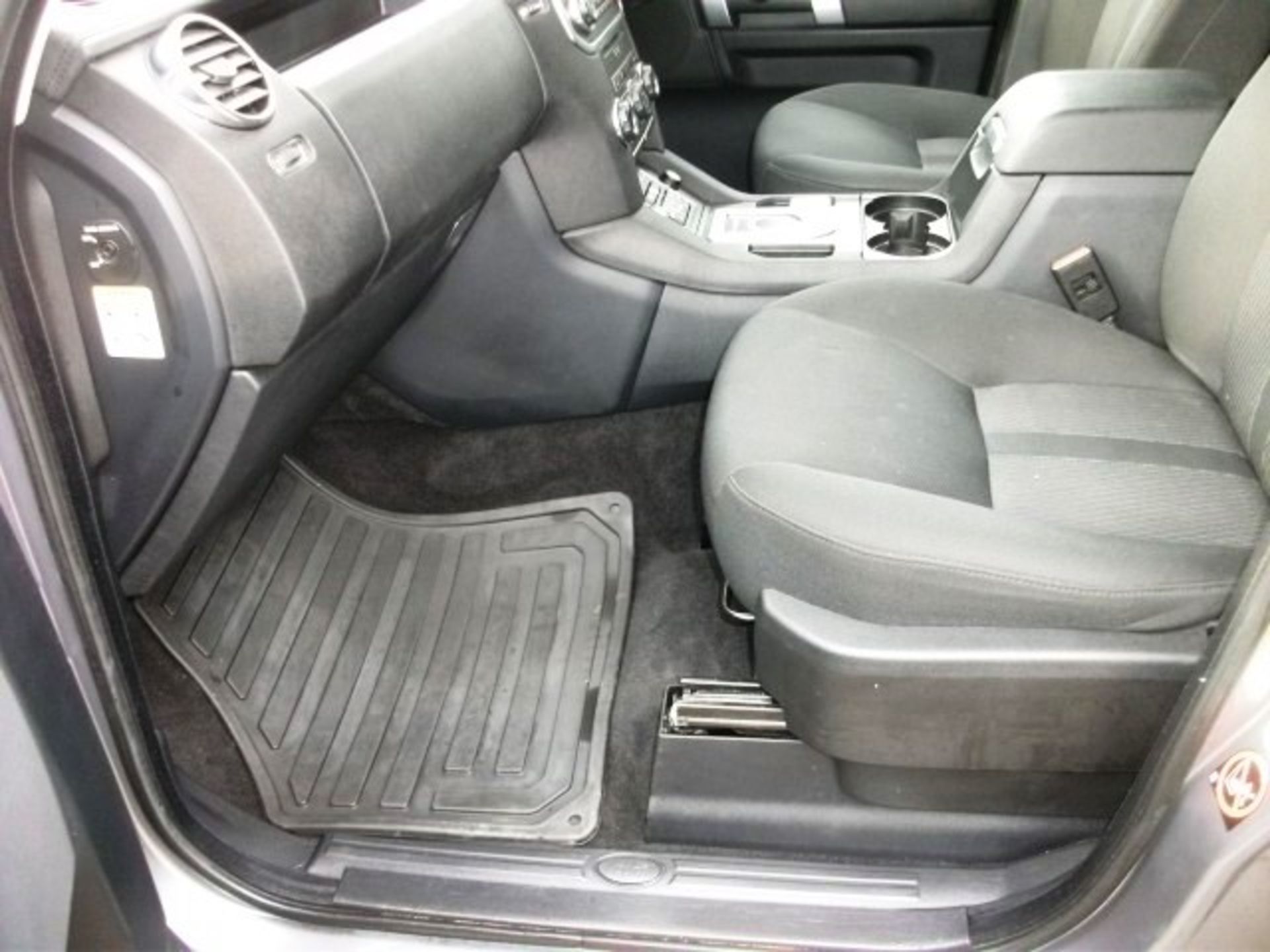 LAND ROVER DISCOVERY SDV6 AUTO 255 - 2993cc
Body: 4 Dr 4x4
Color: Grey
First Reg: 26/04/2013 - Image 18 of 29