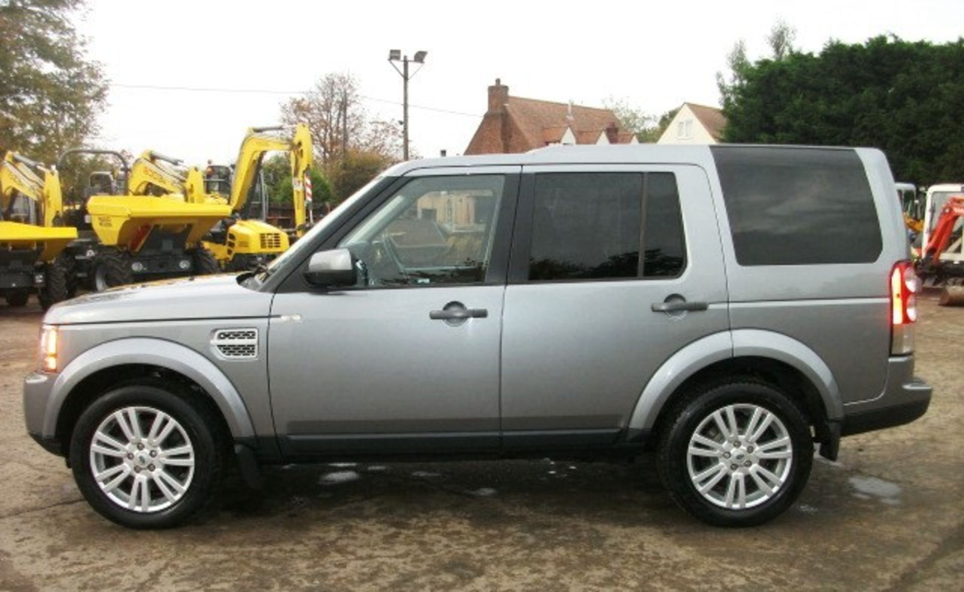 LAND ROVER DISCOVERY SDV6 AUTO 255 - 2993cc
Body: 4 Dr 4x4
Color: Grey
First Reg: 26/04/2013 - Image 28 of 29