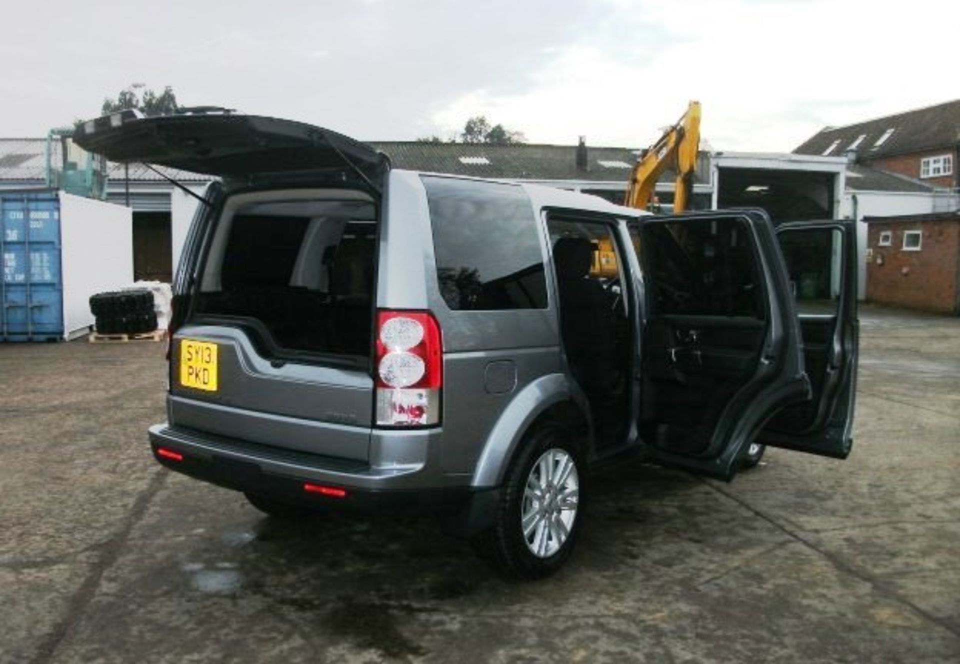 LAND ROVER DISCOVERY SDV6 AUTO 255 - 2993cc
Body: 4 Dr 4x4
Color: Grey
First Reg: 26/04/2013 - Image 11 of 29