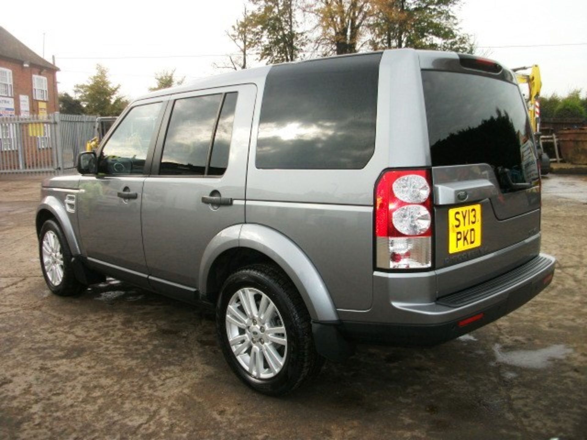 LAND ROVER DISCOVERY SDV6 AUTO 255 - 2993cc
Body: 4 Dr 4x4
Color: Grey
First Reg: 26/04/2013 - Image 2 of 29